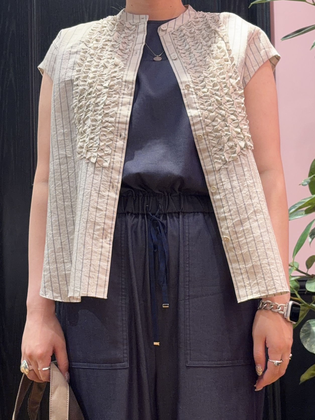SAKAIさんの「DRESSTERIOR｜ストライプフレンチスリーブフリルブラウス」を使ったコーディネート