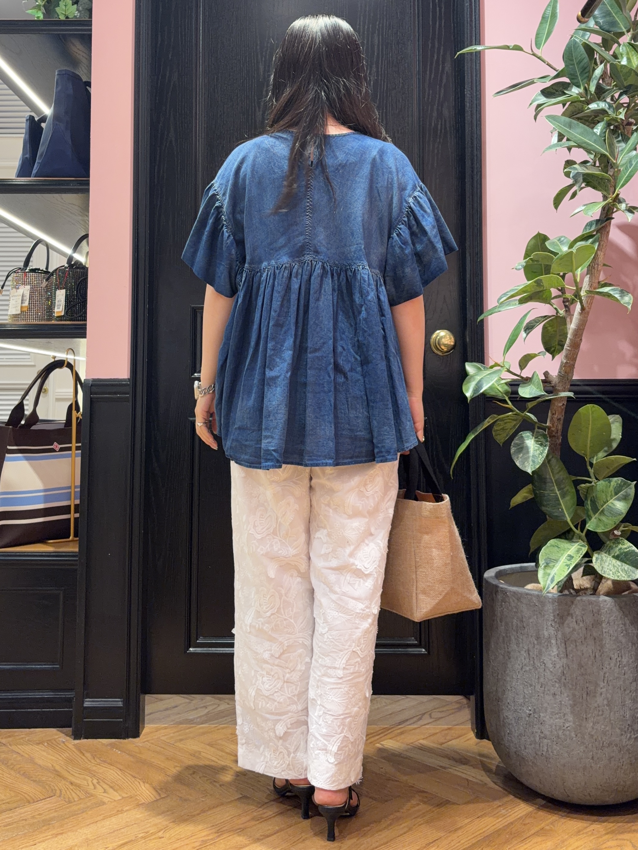 SAKAIさんの「DRESSTERIOR｜【涼しく着映え】シアーデニムAラインブラウス」を使ったコーディネート