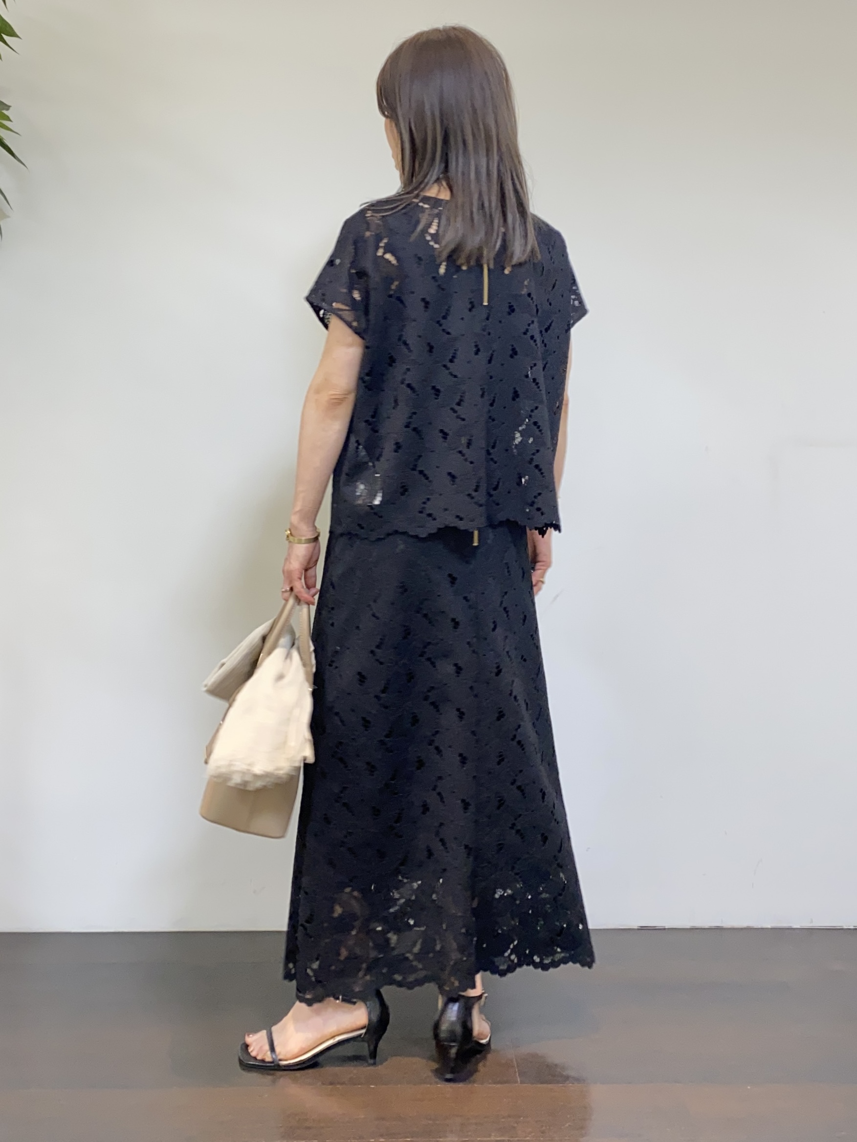 tomoさんの「UNTITLED｜【セットアップ可/品のある透け感】リーフレースブラウス」を使ったコーディネート