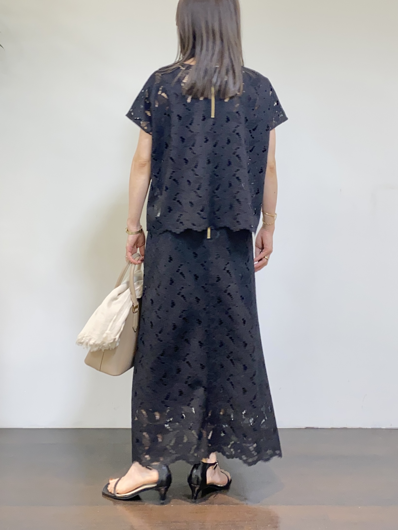 tomoさんの「UNTITLED｜【セットアップ可/品のある透け感】リーフレースブラウス」を使ったコーディネート