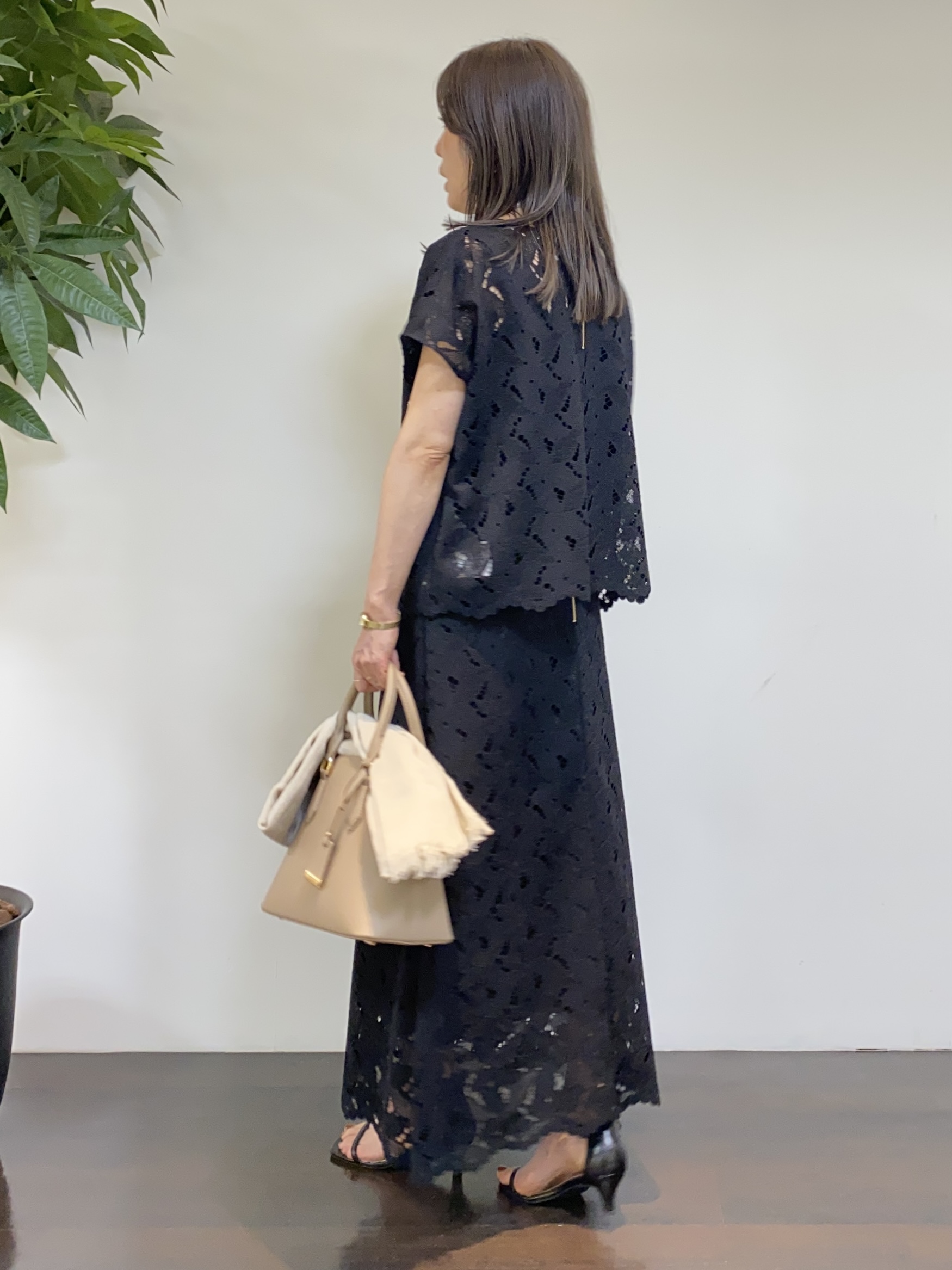 tomoさんの「UNTITLED｜【セットアップ可/品のある透け感】リーフレースブラウス」を使ったコーディネート