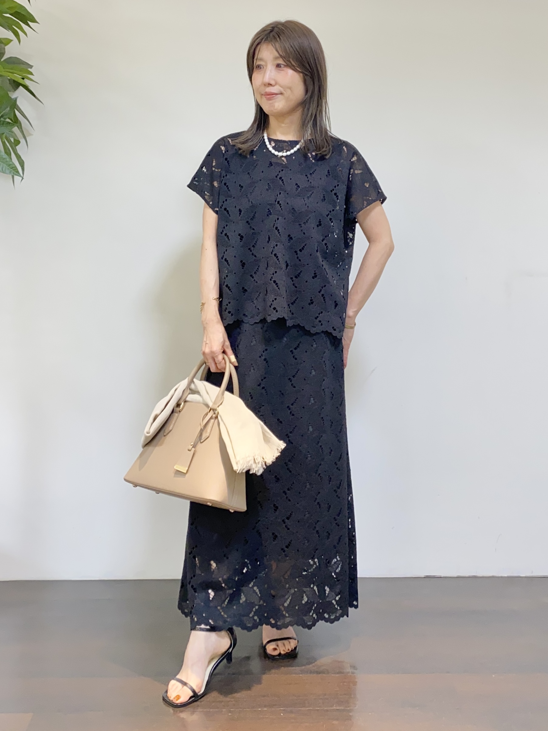tomoさんの「UNTITLED｜【セットアップ可/品のある透け感】リーフレースブラウス」を使ったコーディネート