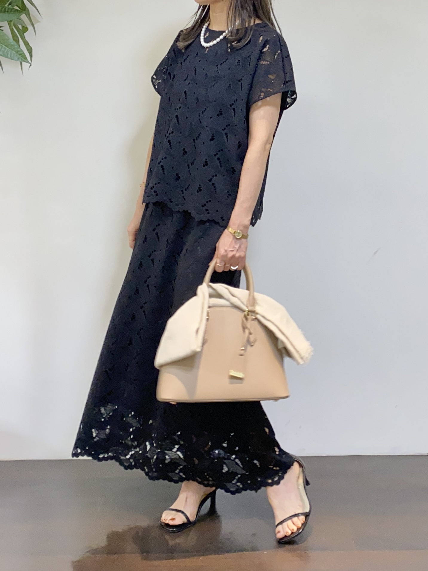 tomoさんの「UNTITLED｜【セットアップ可/品のある透け感】リーフレースブラウス」を使ったコーディネート