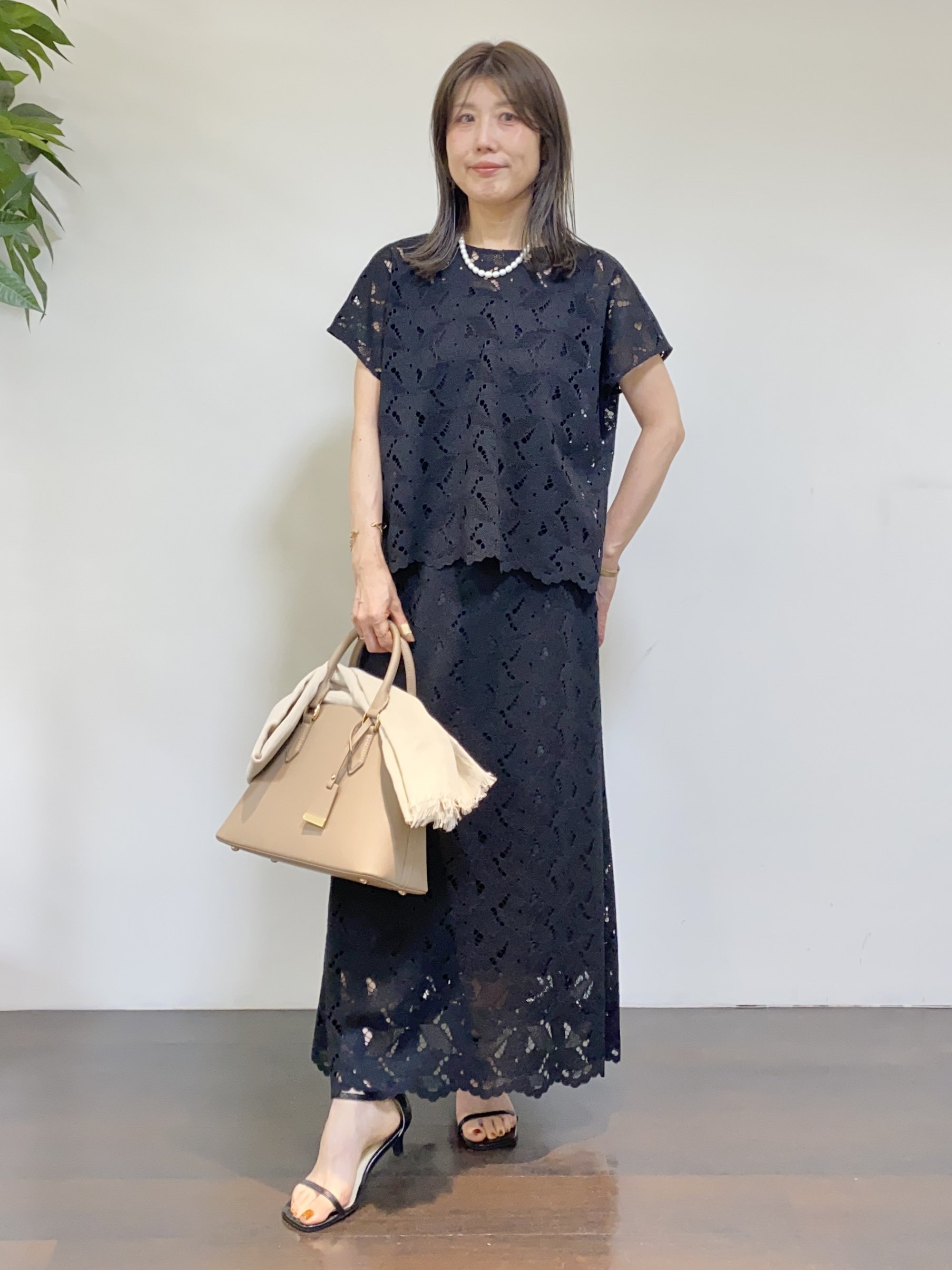tomoさんの「UNTITLED｜【セットアップ可/品のある透け感】リーフレースブラウス」を使ったコーディネート