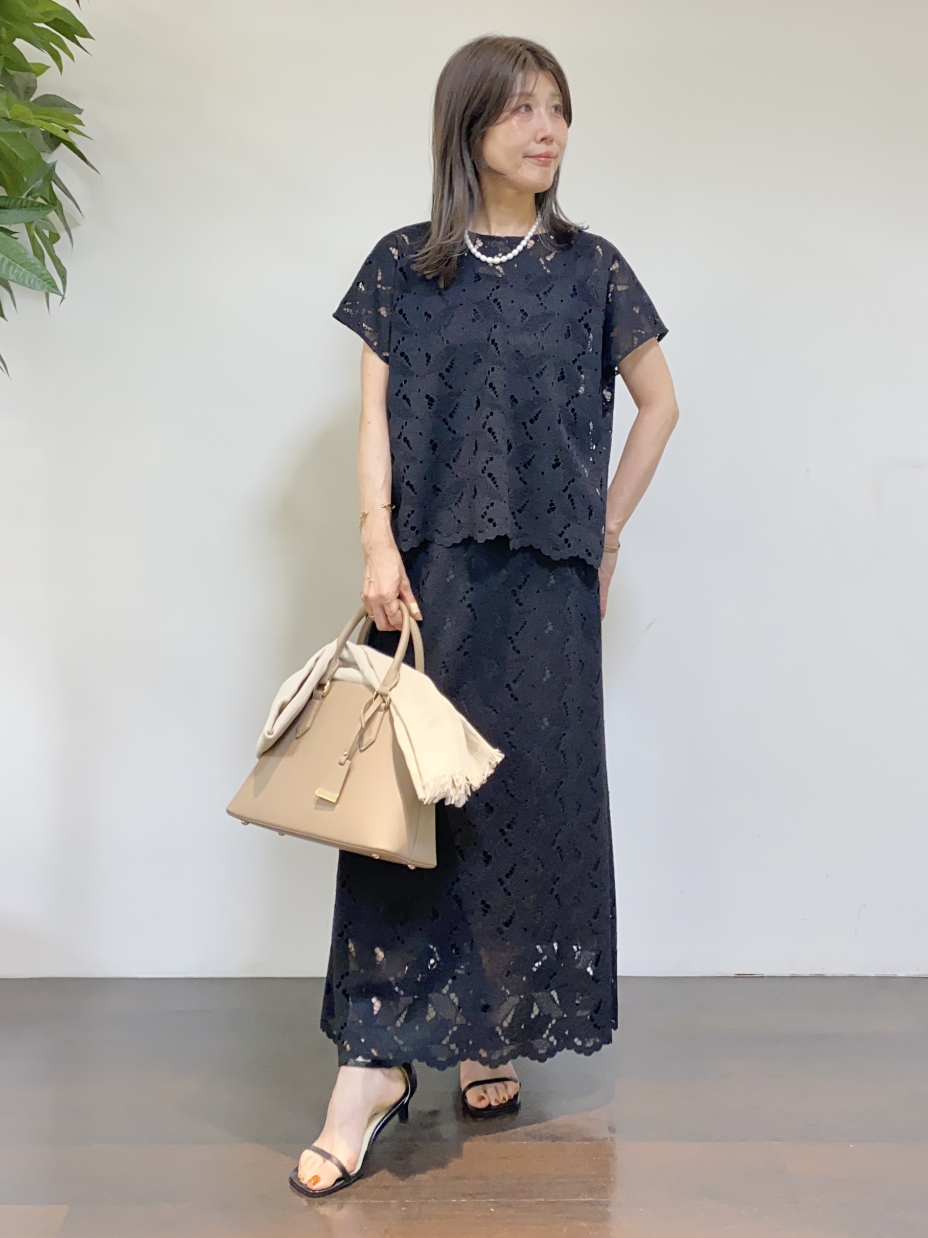 tomoさんの「UNTITLED｜【セットアップ可/品のある透け感】リーフレースブラウス」を使ったコーディネート