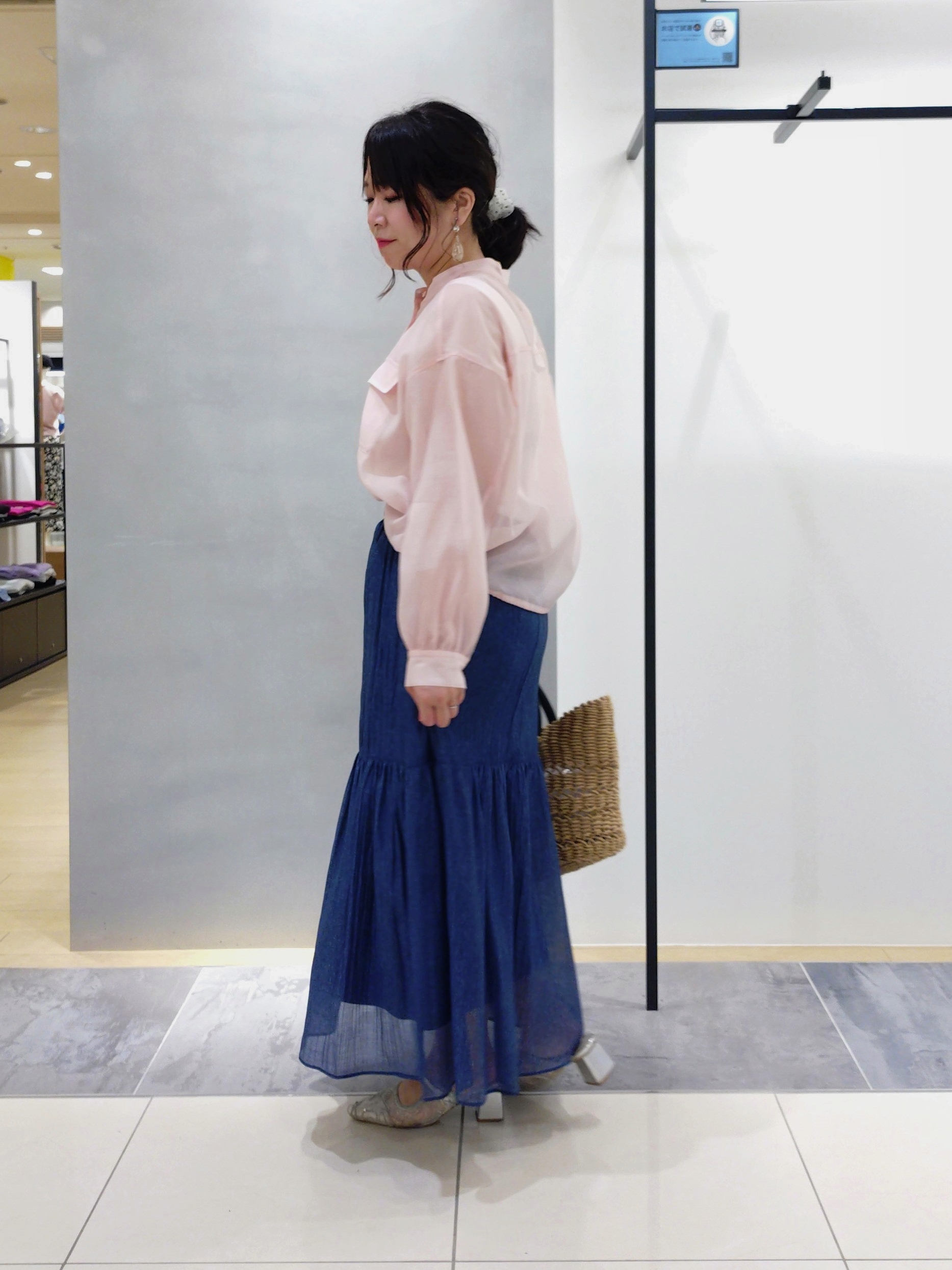 TOMOMIさんの「INDIVI｜【トレンド／2WAY】裾ドロスト付きシアーブラウスブルゾン」を使ったコーディネート