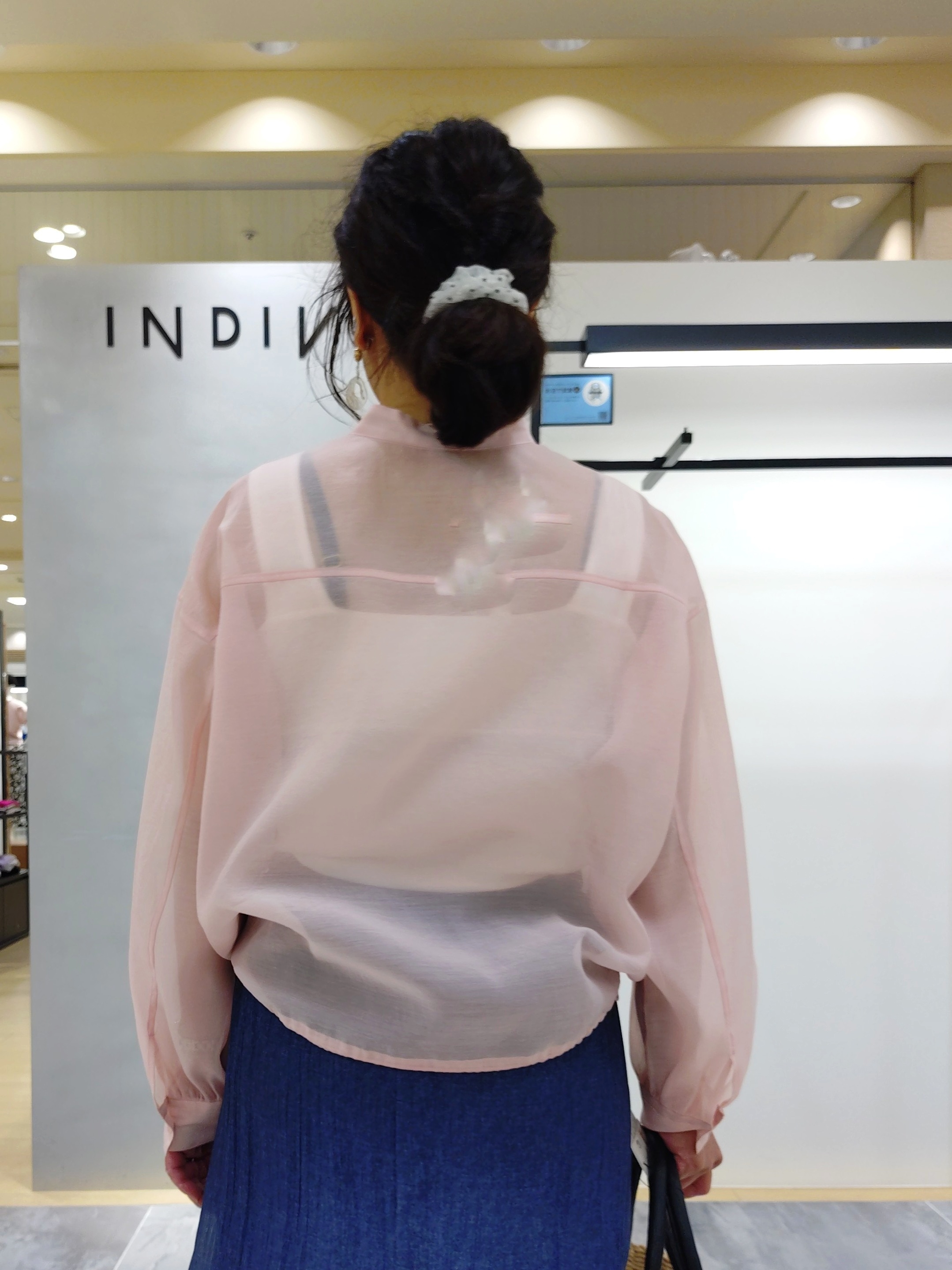TOMOMIさんの「INDIVI｜【トレンド／2WAY】裾ドロスト付きシアーブラウスブルゾン」を使ったコーディネート