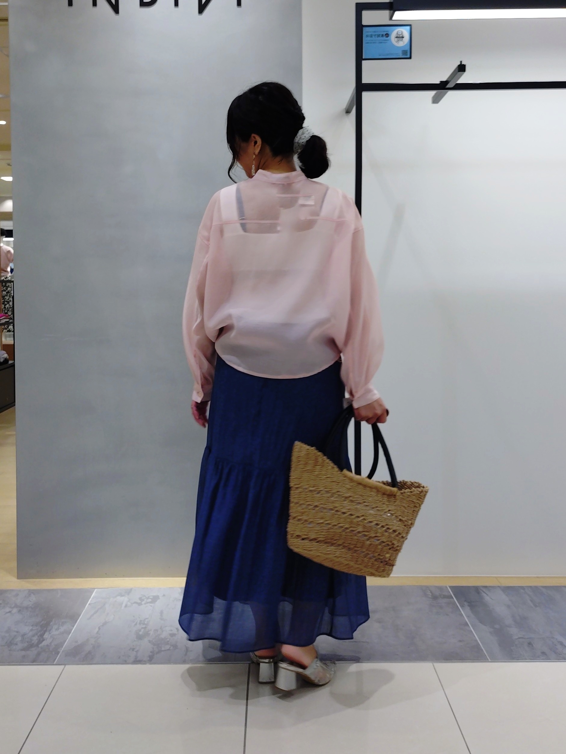 TOMOMIさんの「INDIVI｜【トレンド／2WAY】裾ドロスト付きシアーブラウスブルゾン」を使ったコーディネート
