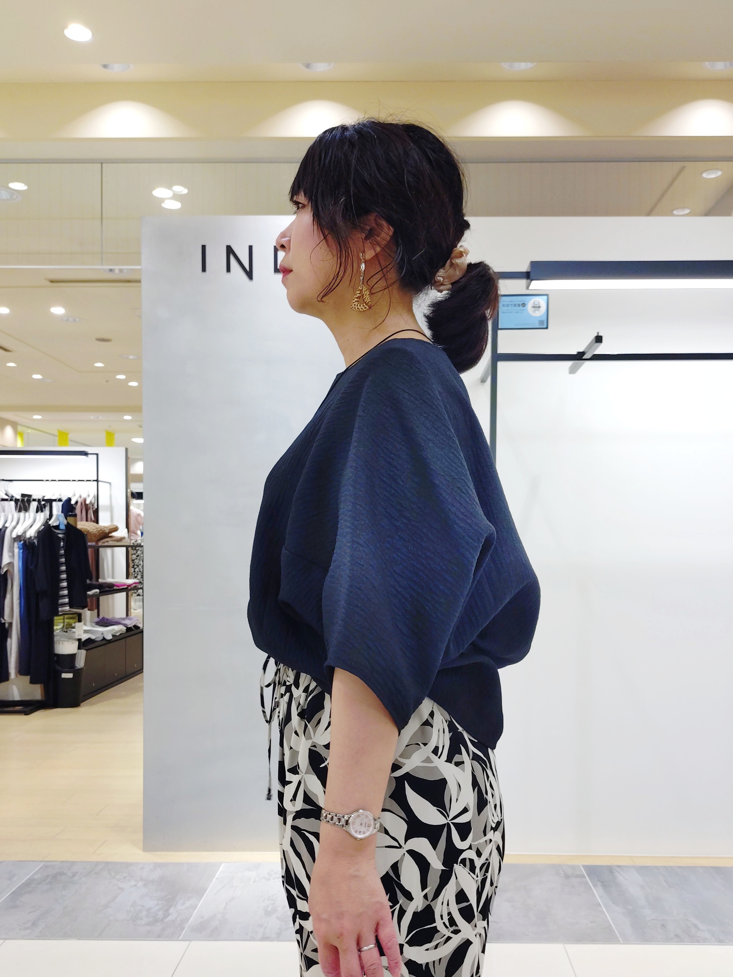 TOMOMIさんの「INDIVI｜【ウエストゴム／着映え】リーフ柄ワイドパンツ」を使ったコーディネート