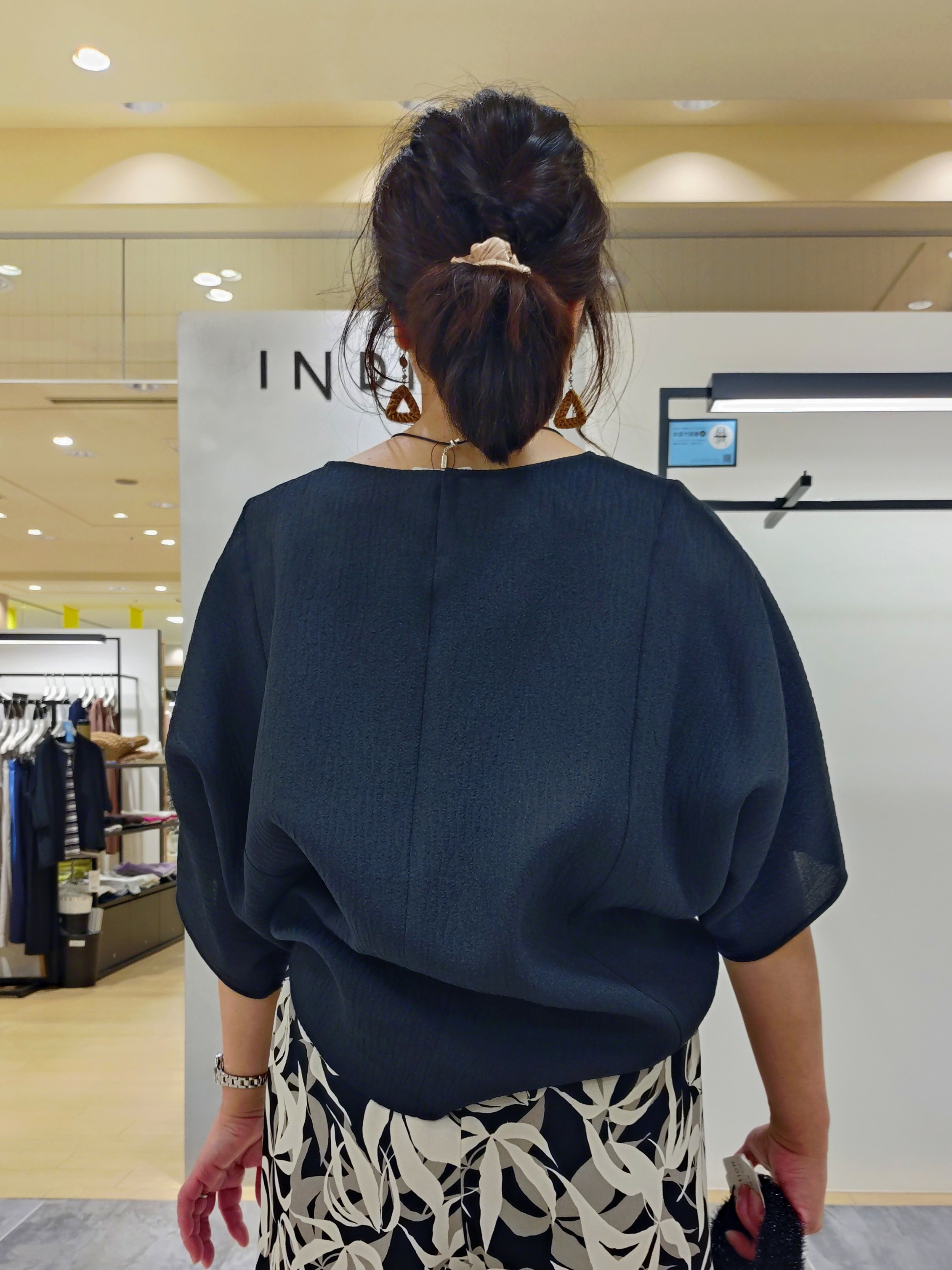TOMOMIさんの「INDIVI｜【ウエストゴム／着映え】リーフ柄ワイドパンツ」を使ったコーディネート