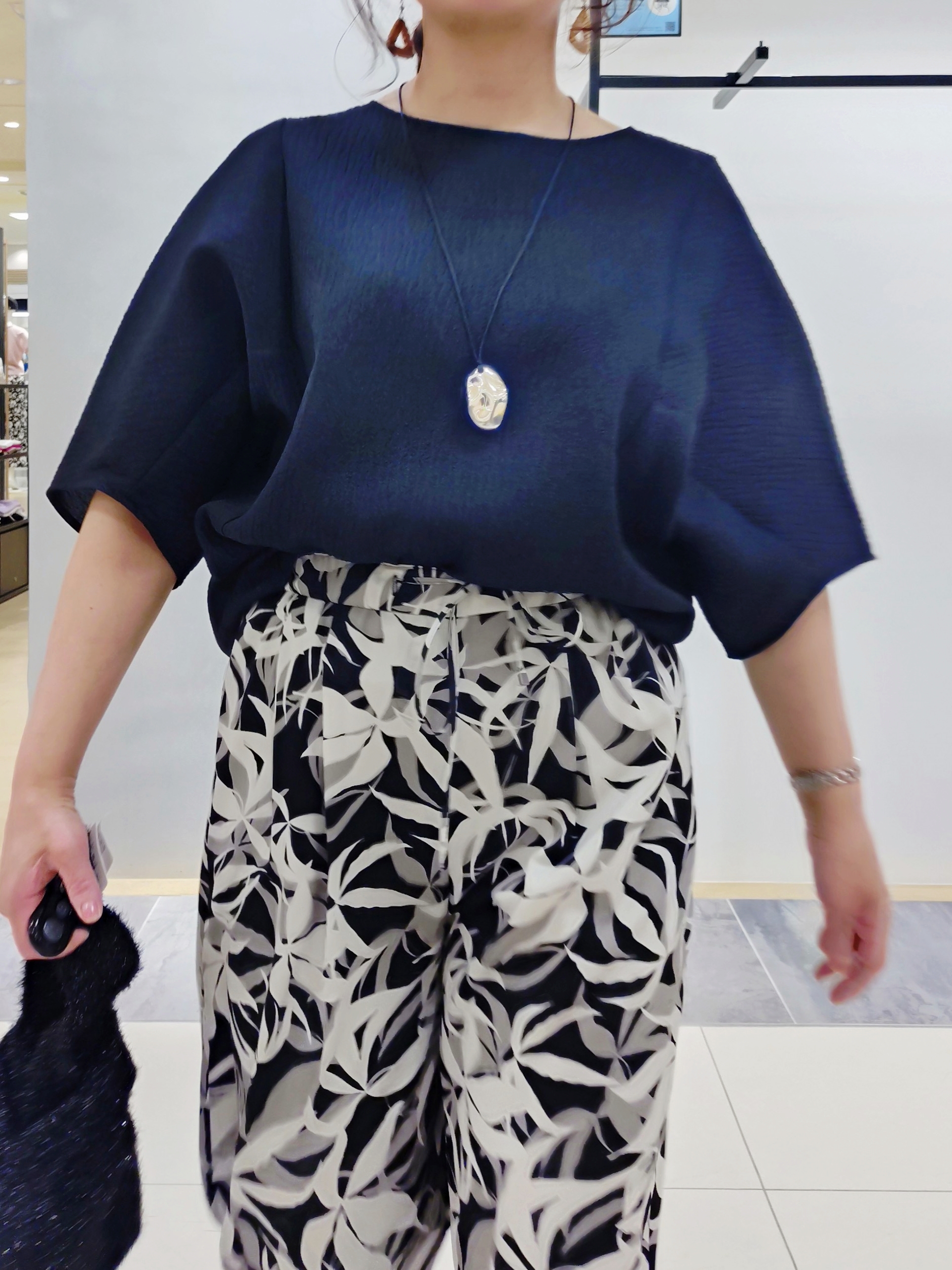 TOMOMIさんの「INDIVI｜【ウエストゴム／着映え】リーフ柄ワイドパンツ」を使ったコーディネート