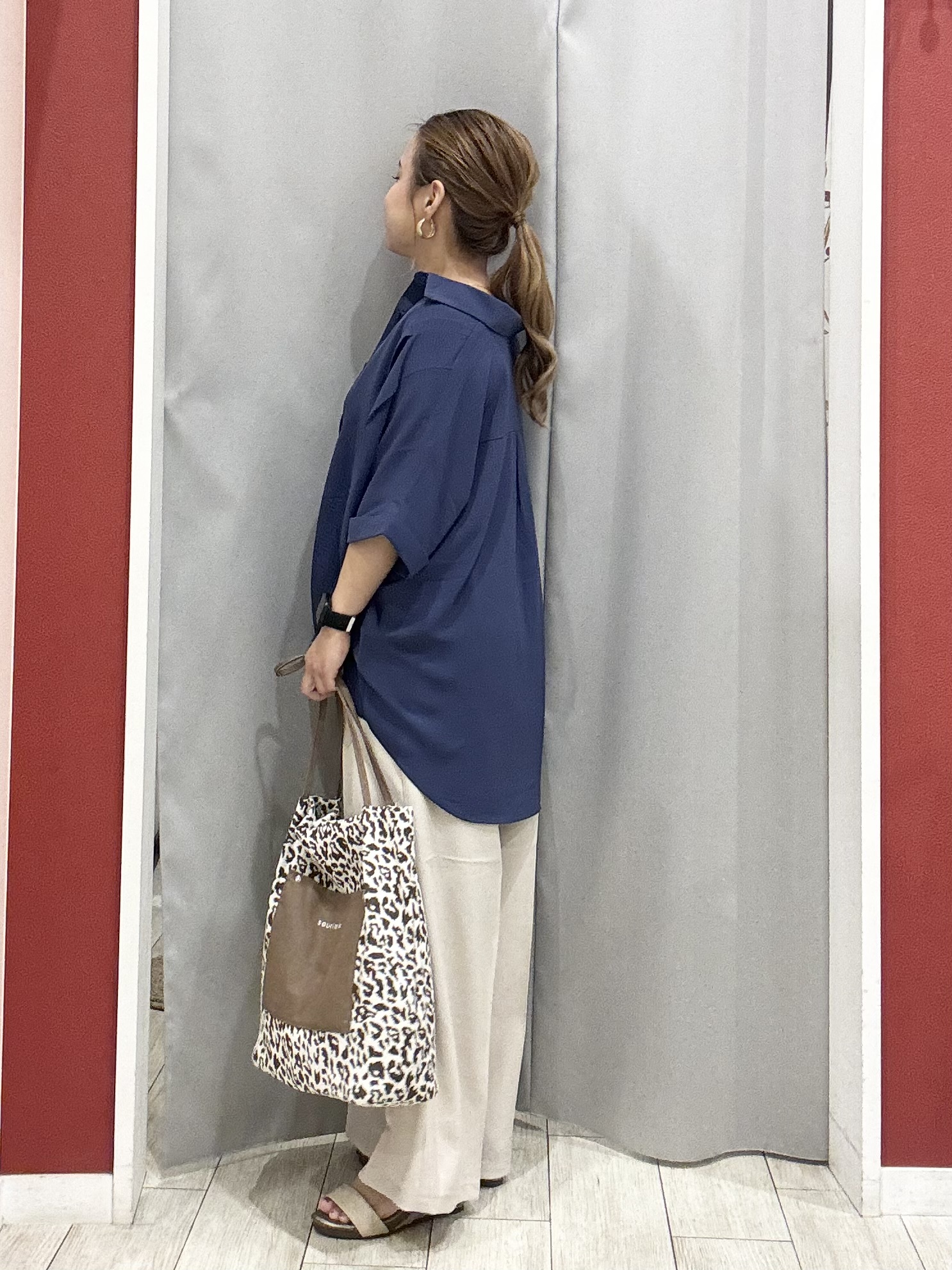 shioさんの「SHOO･LA･RUE｜【洗濯後しわになりにくい/体型カバー】二の腕も隠せる　お袖ロールアップ半袖シャツ」を使ったコーディネート