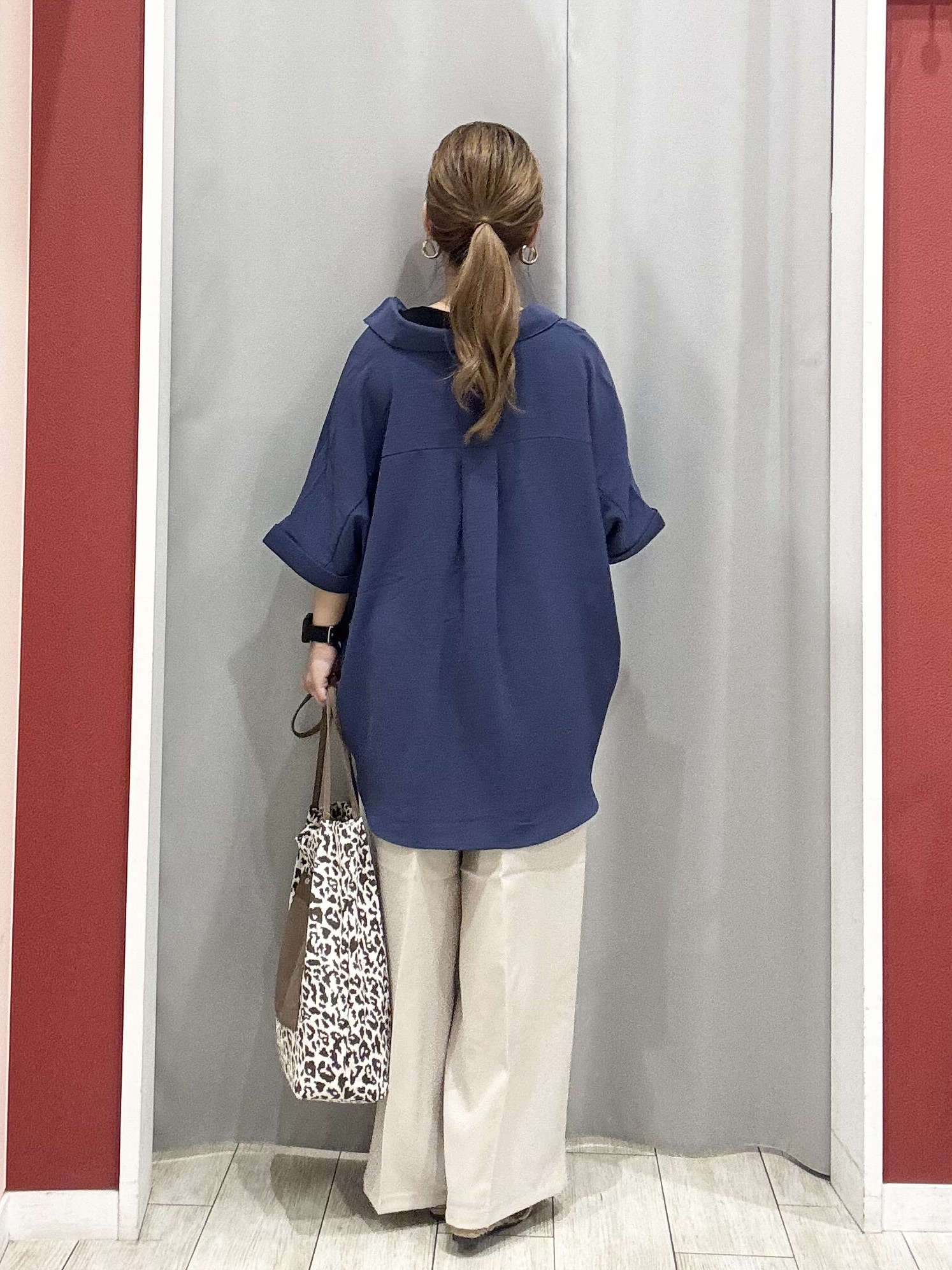 shioさんの「SHOO･LA･RUE｜【洗濯後しわになりにくい/体型カバー】二の腕も隠せる　お袖ロールアップ半袖シャツ」を使ったコーディネート