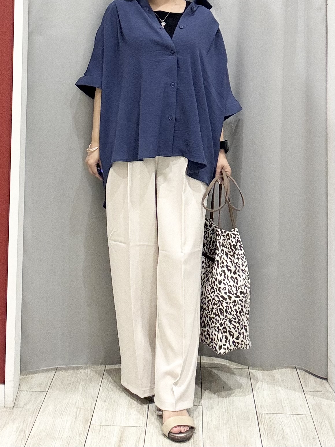shioさんの「SHOO･LA･RUE｜【洗濯後しわになりにくい/体型カバー】二の腕も隠せる　お袖ロールアップ半袖シャツ」を使ったコーディネート