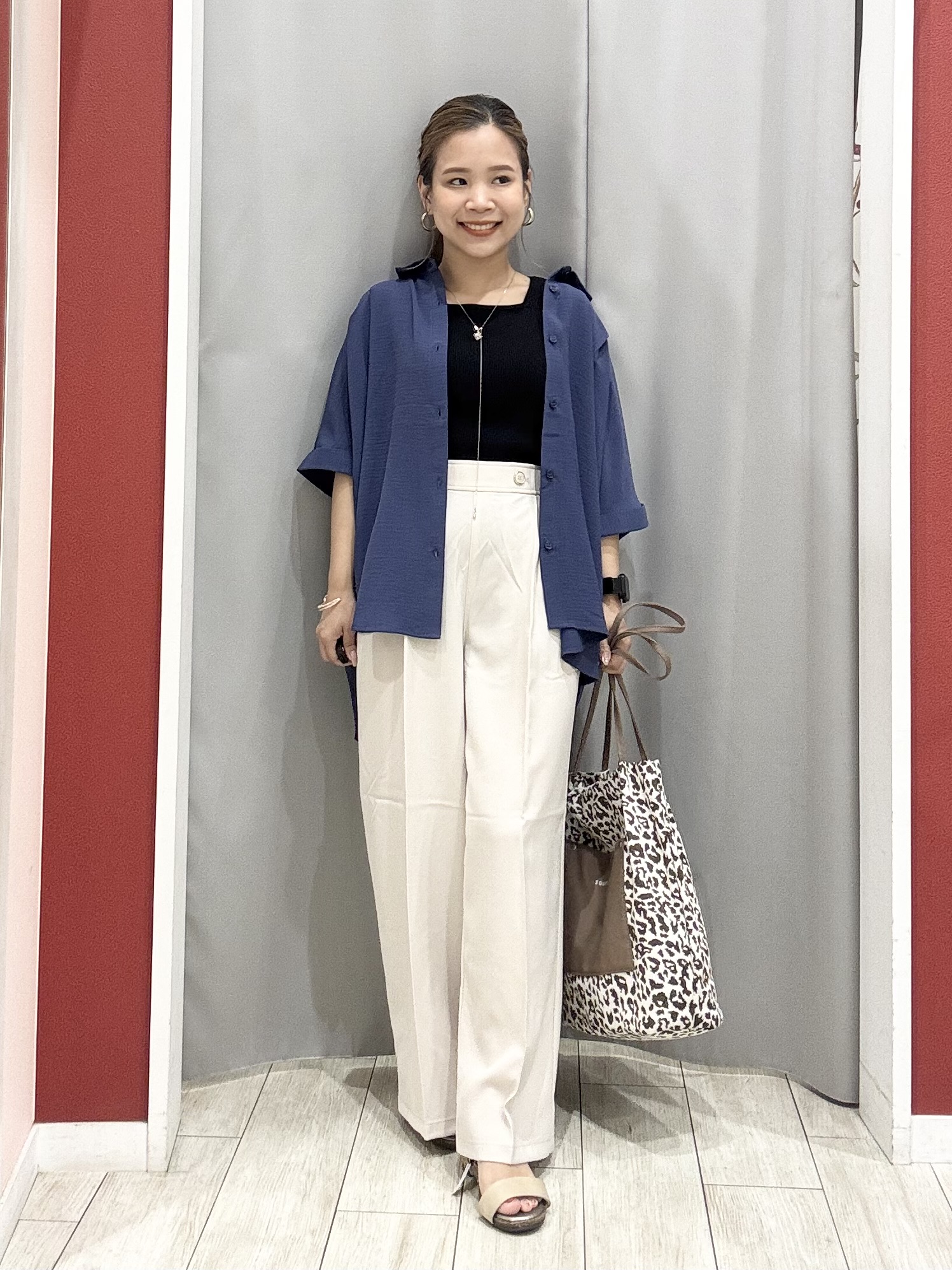 shioさんの「SHOO･LA･RUE｜【洗濯後しわになりにくい/体型カバー】二の腕も隠せる　お袖ロールアップ半袖シャツ」を使ったコーディネート