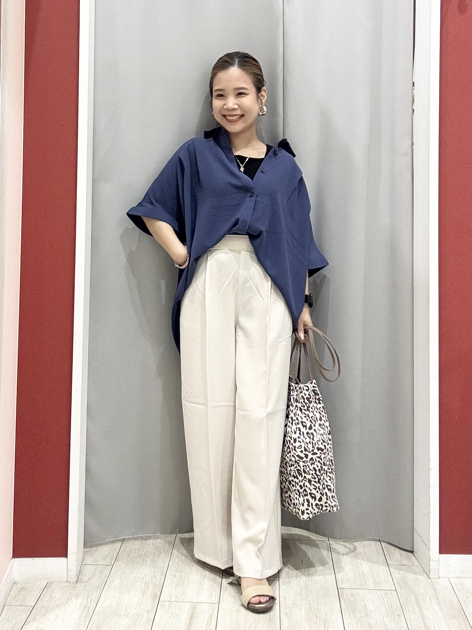 shioさんの「SHOO･LA･RUE｜【洗濯後しわになりにくい/体型カバー】二の腕も隠せる　お袖ロールアップ半袖シャツ」を使ったコーディネート
