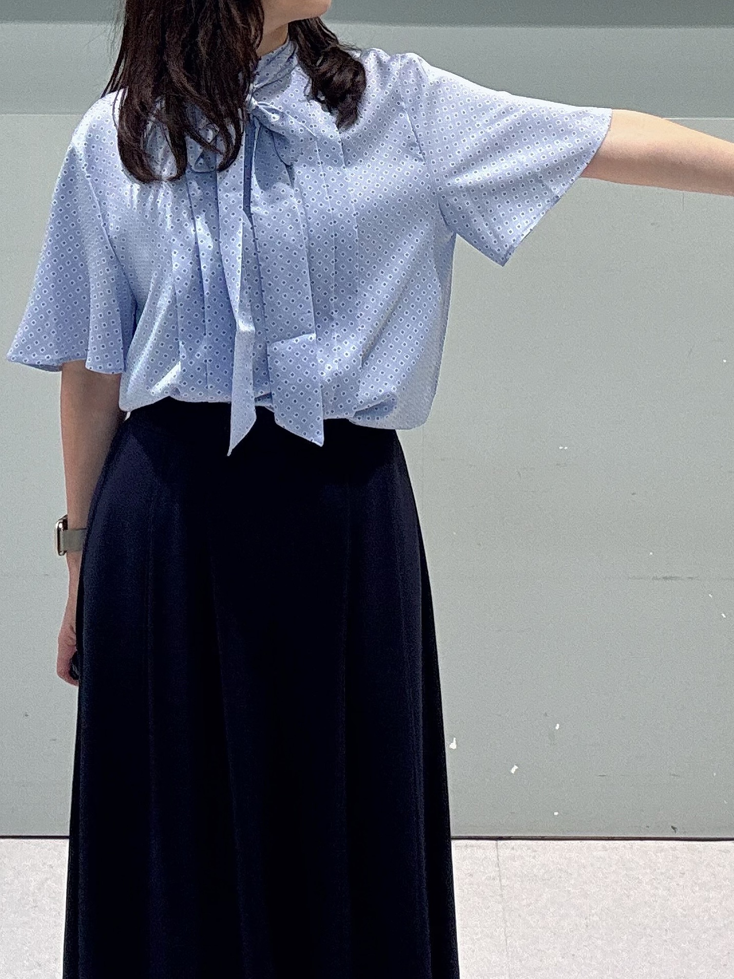 makiさんの「UNTITLED｜【通勤オフィス/スーツインナー】ダイヤジオメプリントブラウス」を使ったコーディネート