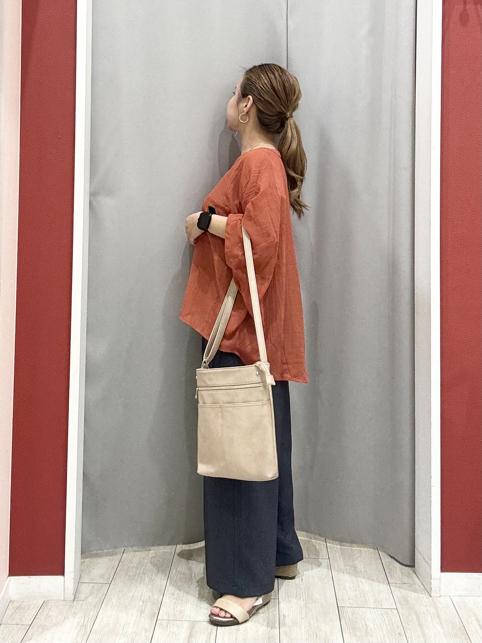 shioさんの「SHOO･LA･RUE｜【洗濯機可/選べる6色】程よいシアー感が涼し気 ゆったりワッシャードルマンブラウス」を使ったコーディネート