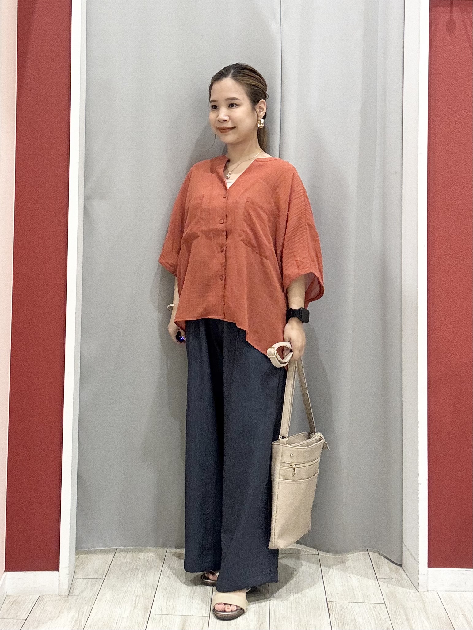 shioさんの「SHOO･LA･RUE｜【洗濯機可/選べる6色】程よいシアー感が涼し気 ゆったりワッシャードルマンブラウス」を使ったコーディネート