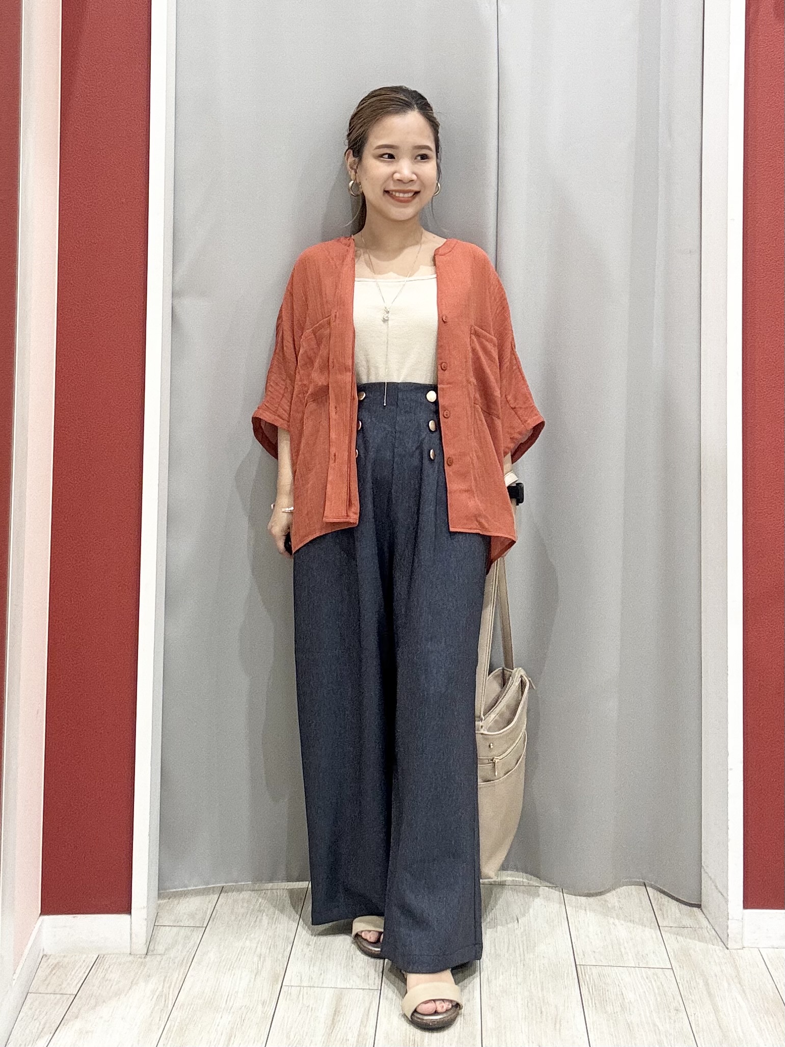 shioさんの「SHOO･LA･RUE｜【洗濯機可/選べる6色】程よいシアー感が涼し気 ゆったりワッシャードルマンブラウス」を使ったコーディネート