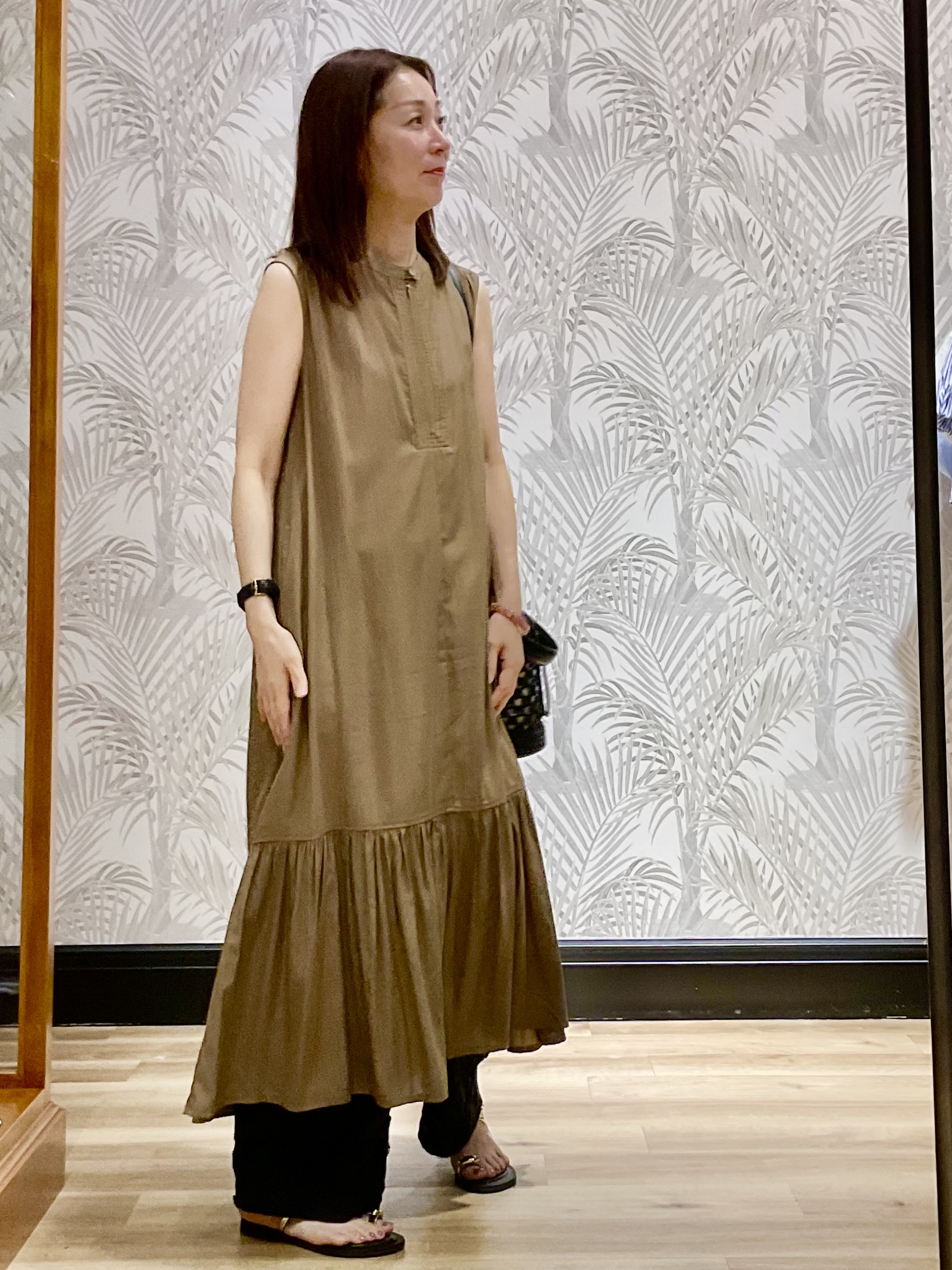 Hiwatashiさんの「DRESSTERIOR｜【ウォッシャブル/ウエストゴム】コットンエンブロイダリー イージーパンツ」を使ったコーディネート
