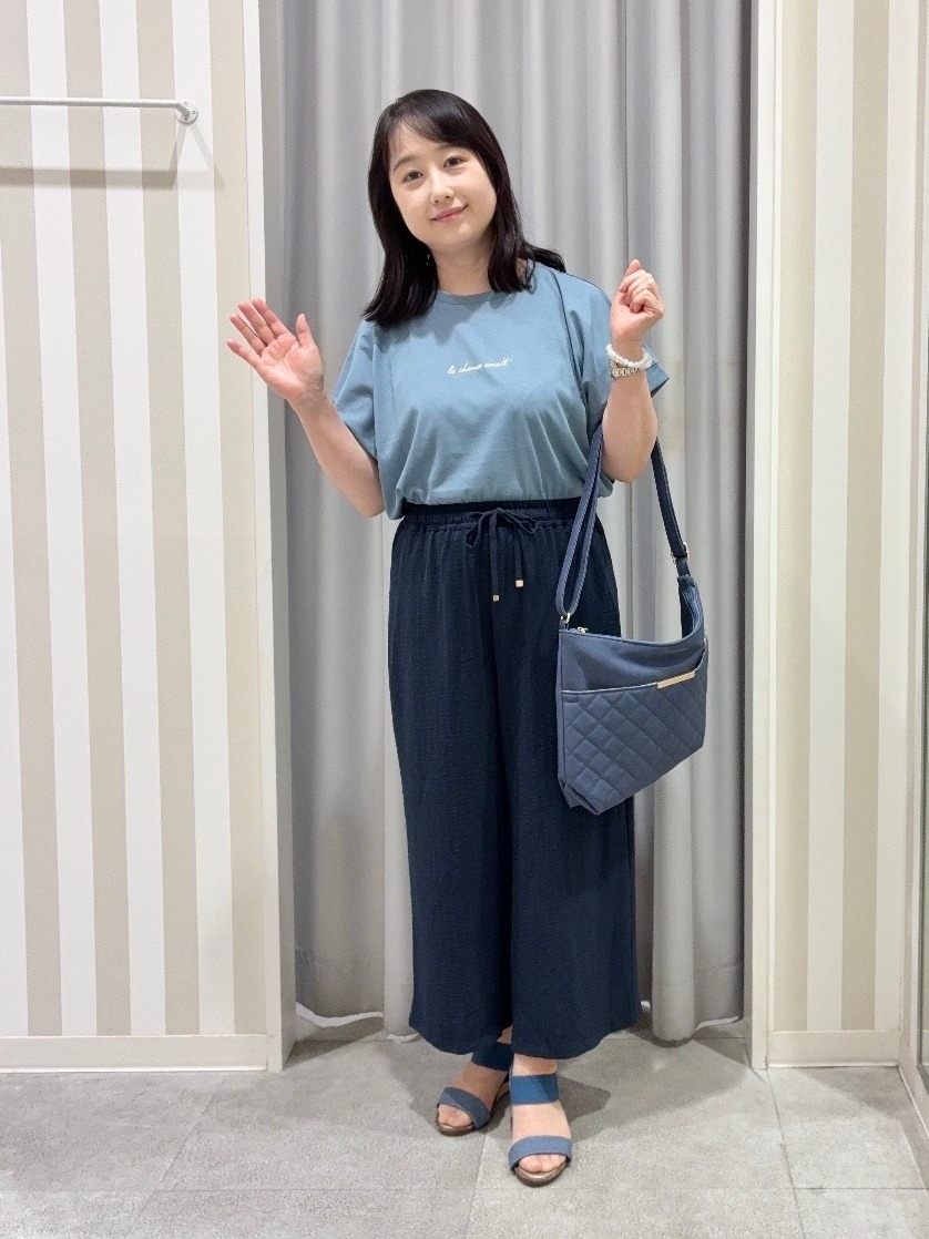 vanseさんの「SHOO･LA･RUE｜【汗じみ防止/S-LL/体型カバー/洗濯機可】汗じみが気になりにくい 大人の刺繍ロゴTシャツ」を使ったコーディネート