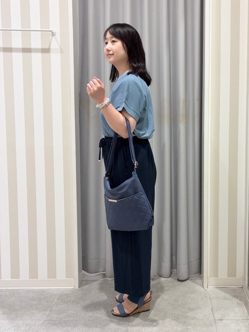 vanseさんの「SHOO･LA･RUE｜【汗じみ防止/S-LL/体型カバー/洗濯機可】汗じみが気になりにくい 大人の刺繍ロゴTシャツ」を使ったコーディネート