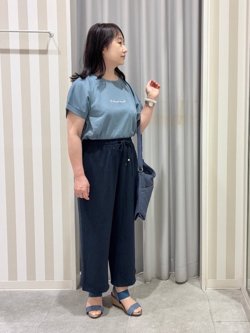 vanseさんの「SHOO･LA･RUE｜【汗じみ防止/S-LL/体型カバー/洗濯機可】汗じみが気になりにくい 大人の刺繍ロゴTシャツ」を使ったコーディネート