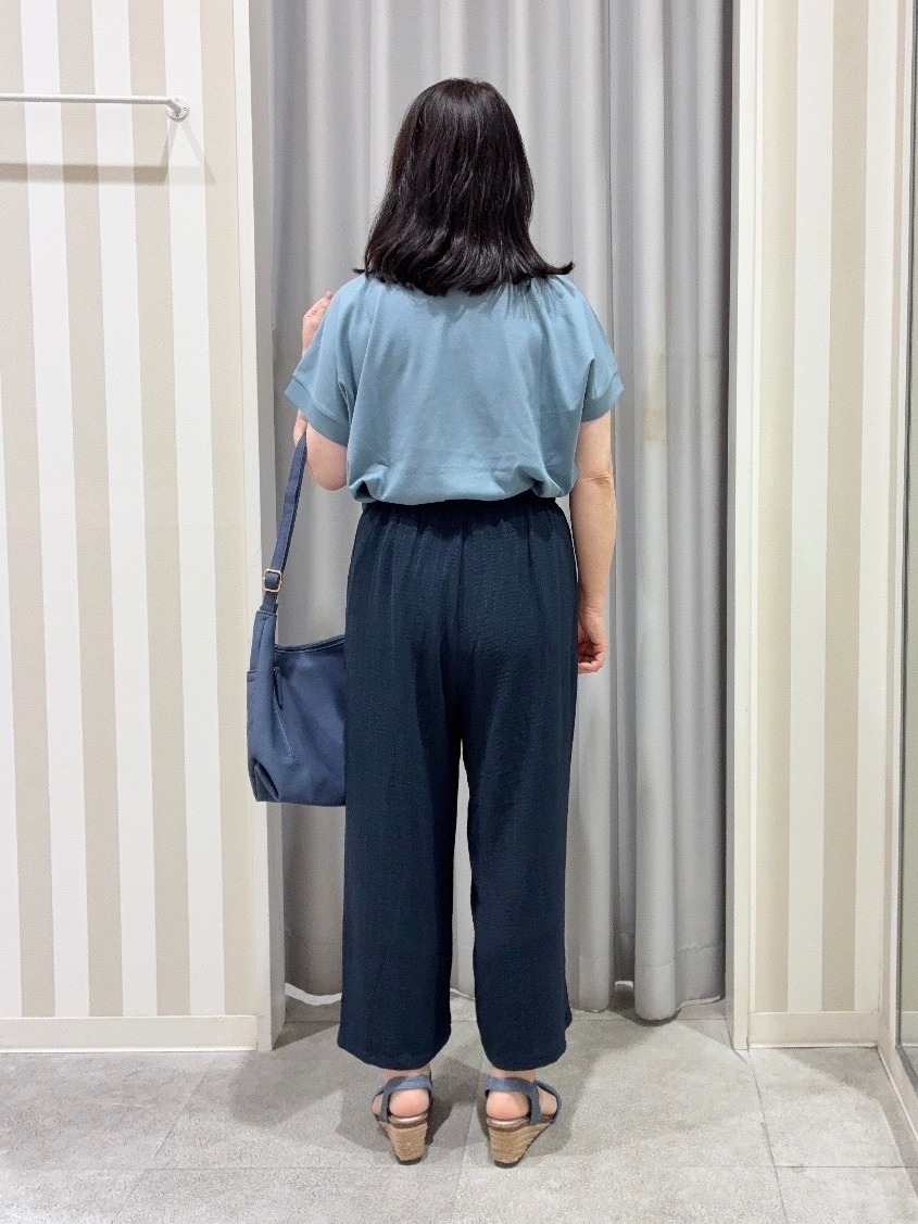 vanseさんの「SHOO･LA･RUE｜【汗じみ防止/S-LL/体型カバー/洗濯機可】汗じみが気になりにくい 大人の刺繍ロゴTシャツ」を使ったコーディネート