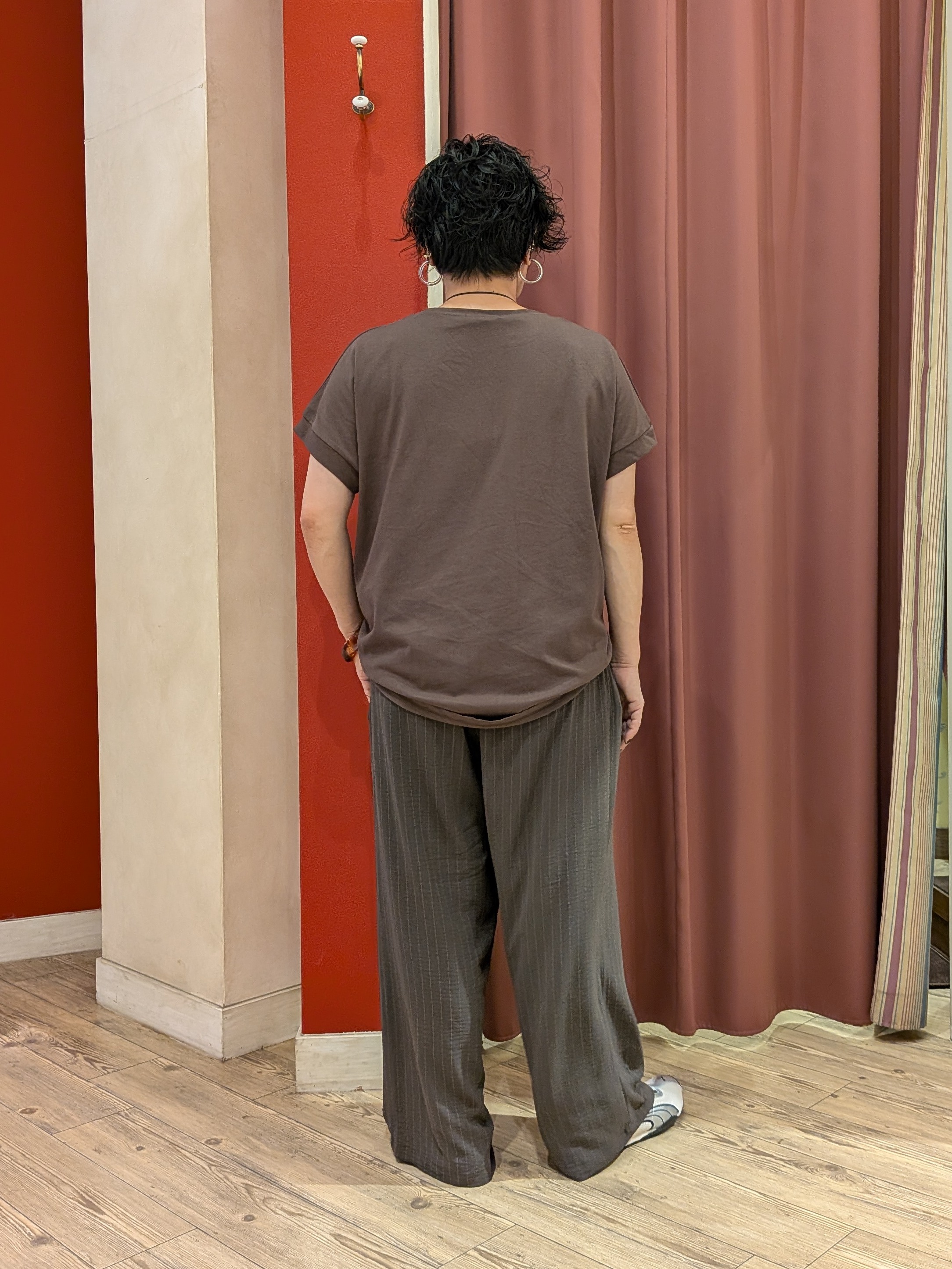 cameさんの「SHOO･LA･RUE｜【汗じみ防止/S-LL/体型カバー/洗濯機可】汗じみが気になりにくい 大人の刺繍ロゴTシャツ」を使ったコーディネート