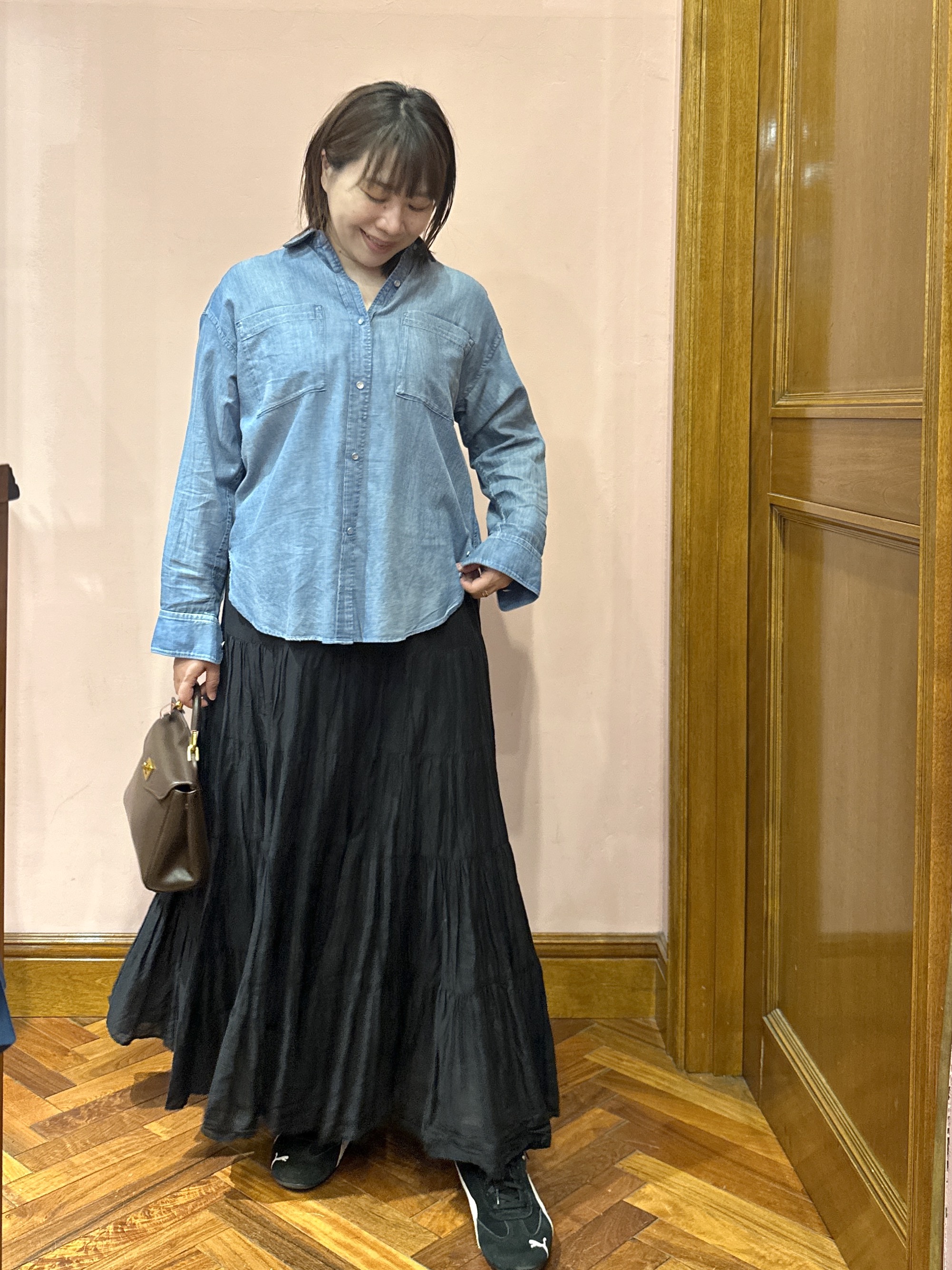 komatsuさんの「DRESSTERIOR｜【涼しく着映え】シアーデニムシャツ」を使ったコーディネート