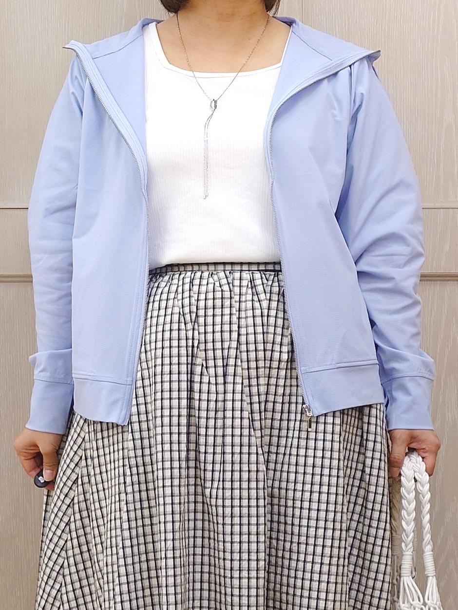 とろろさんの「SHOO･LA･RUE｜【UV/洗濯機可】日焼け対策も快適に 指穴つき ジップパーカー」を使ったコーディネート