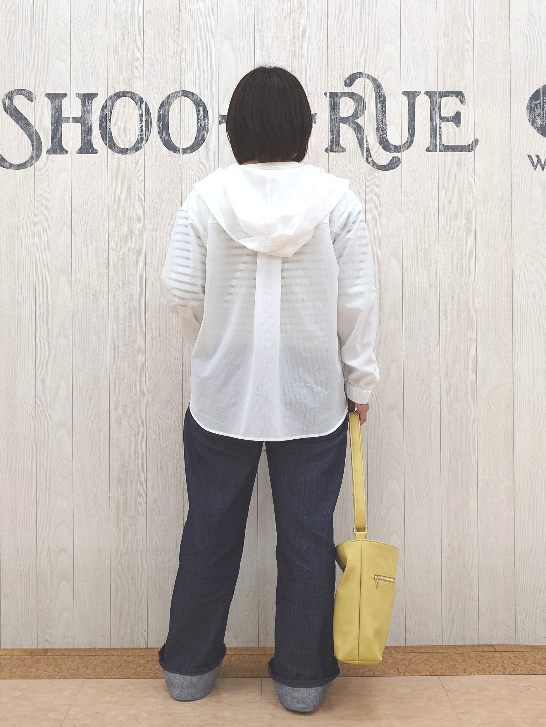 とろろさんの「SHOO･LA･RUE｜【通気性〇/洗濯機可/S-LL】UVカット機能付き ライトな着心地シャツパーカ」を使ったコーディネート