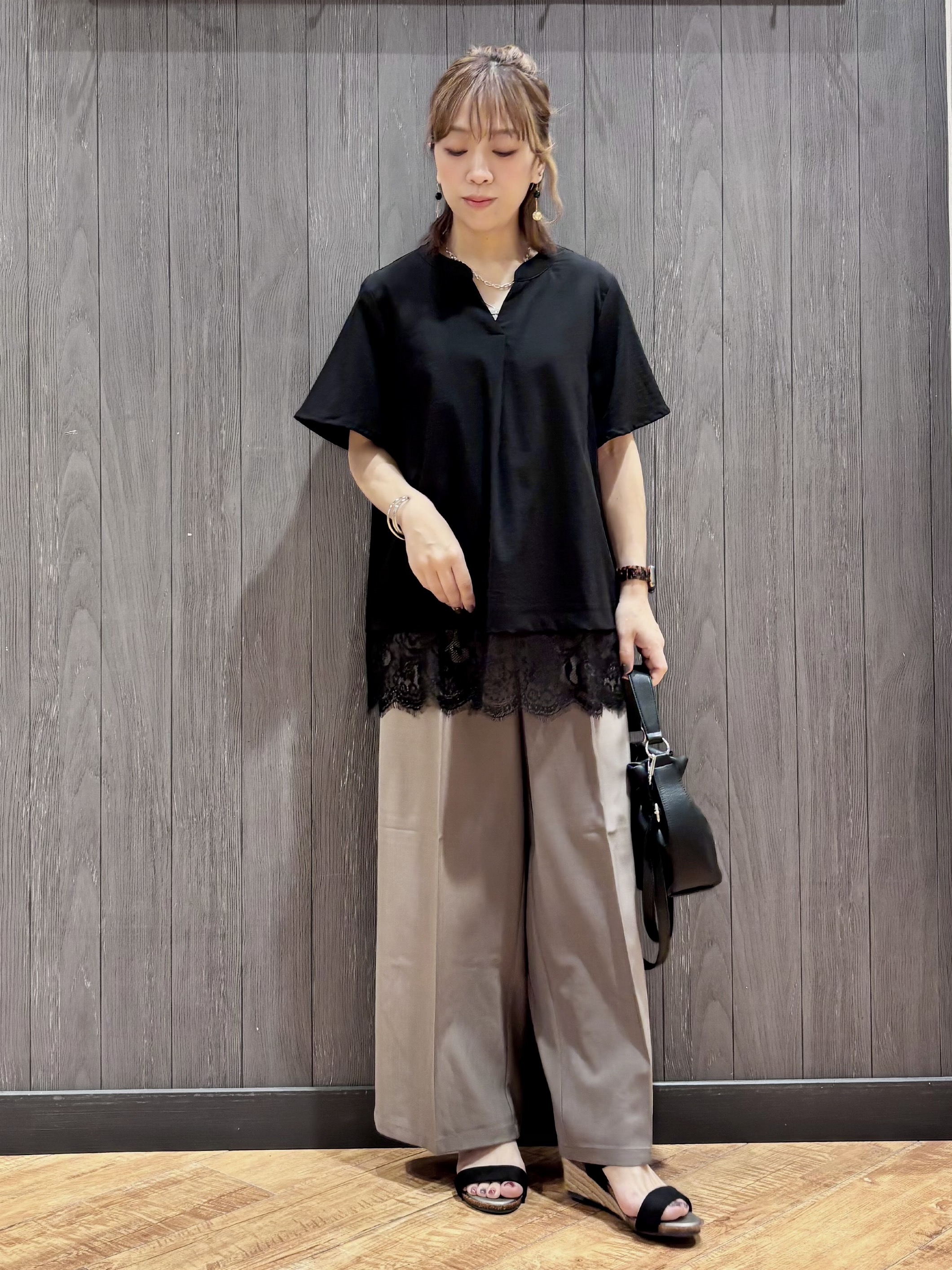 meiさんの「SHOO･LA･RUE｜【S-LL/洗濯機可】軽凛(かろりん) 楽に着られて上品 裾レーススキッパーブラウス」を使ったコーディネート