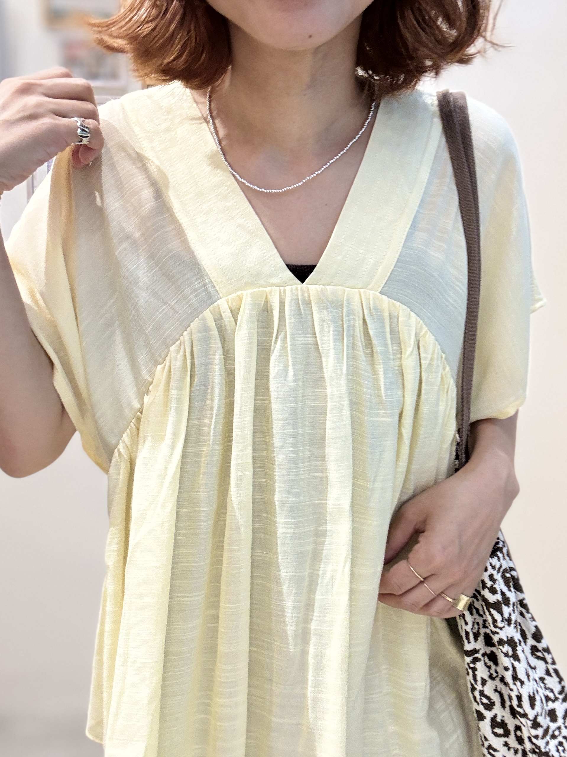 たけぴさんの「SHOO･LA･RUE｜【S-LL/洗濯機可/UV/体型カバー】インせず着られる Vネックギャザーブラウス」を使ったコーディネート