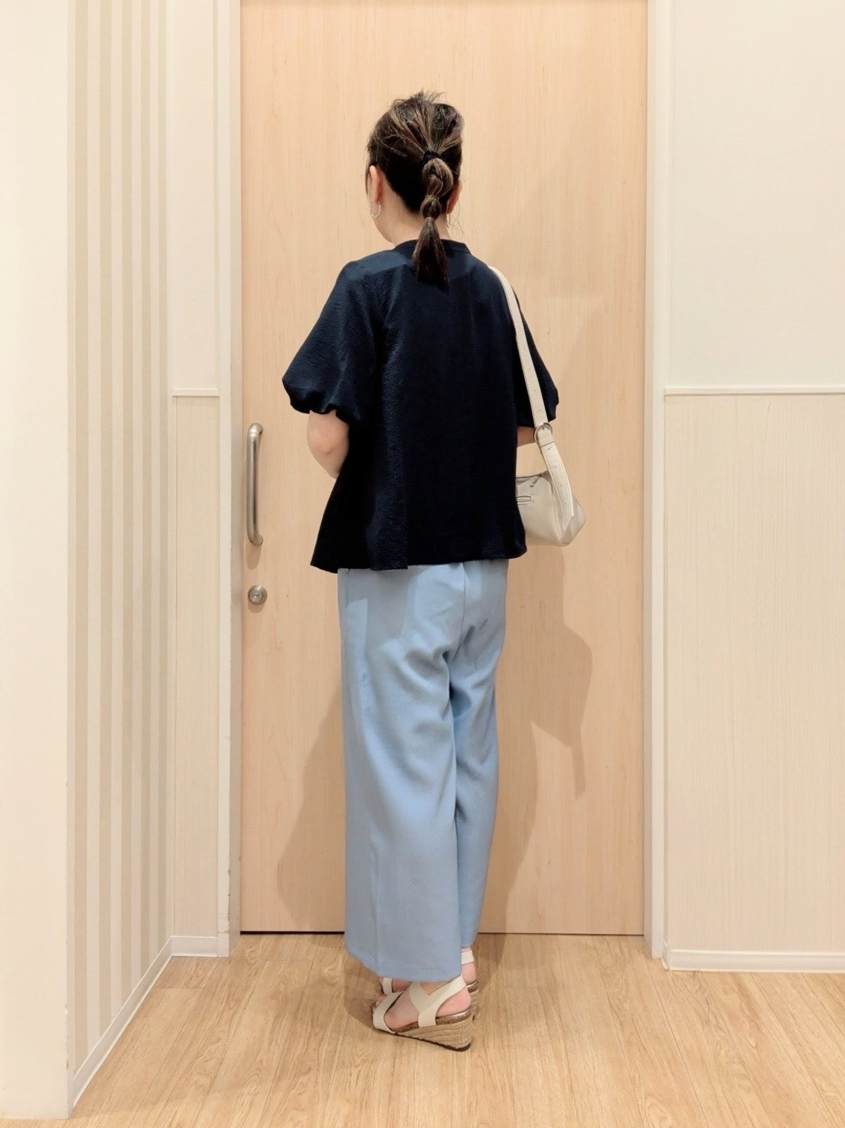 あさんの「SHOO･LA･RUE｜【洗濯機可】バルーンスリーブで二の腕カバー キーネック5分袖ブラウス」を使ったコーディネート