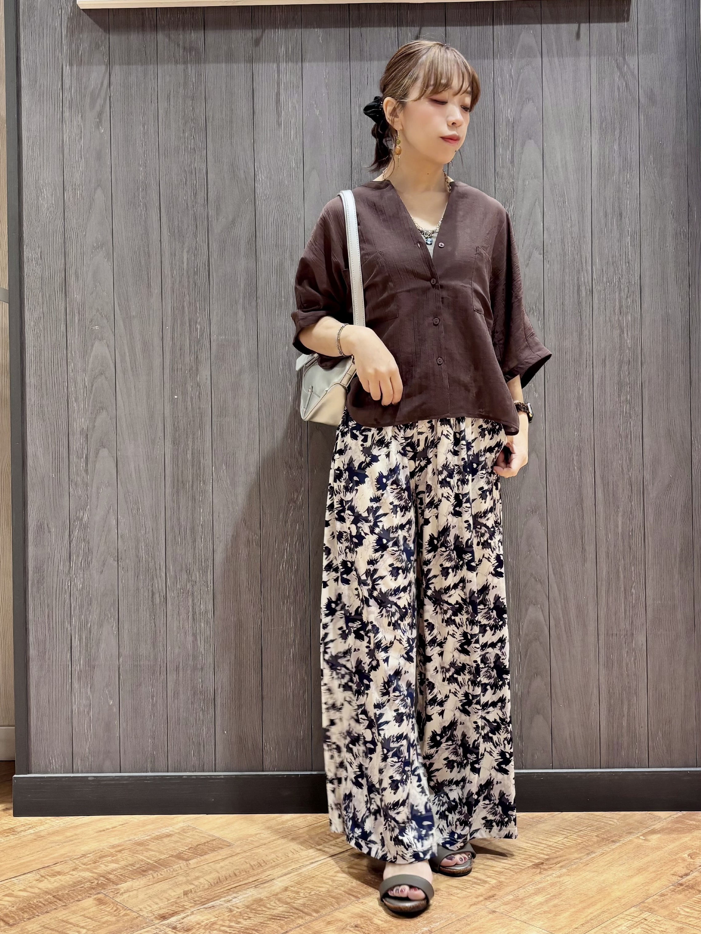 meiさんの「SHOO･LA･RUE｜【洗濯機可/選べる6色】程よいシアー感が涼し気 ゆったりワッシャードルマンブラウス」を使ったコーディネート