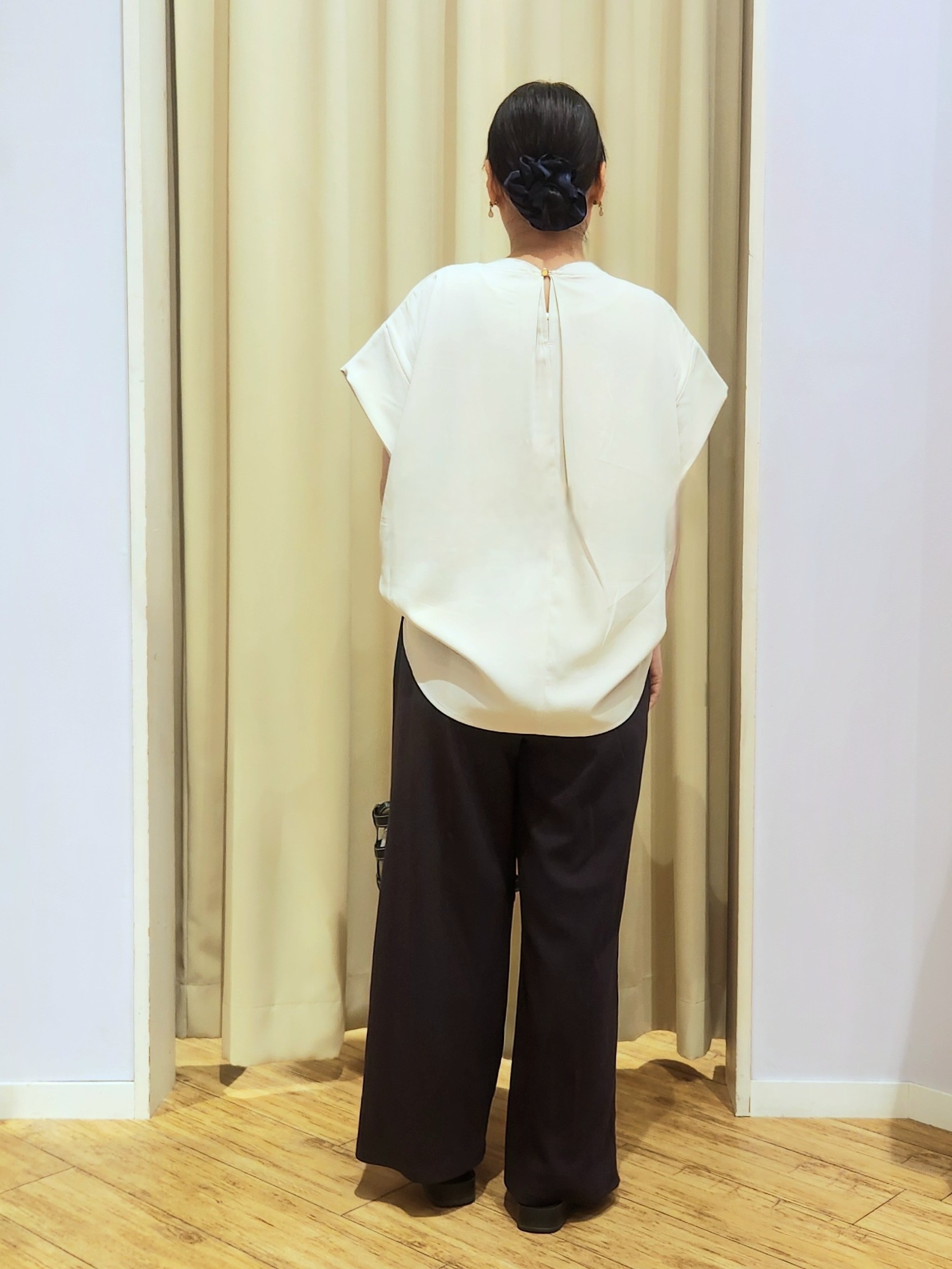 くまさんの「SHOO･LA･RUE｜【洗濯機可/体型カバー】インしてる風 ふんわり裾バルーントップス」を使ったコーディネート