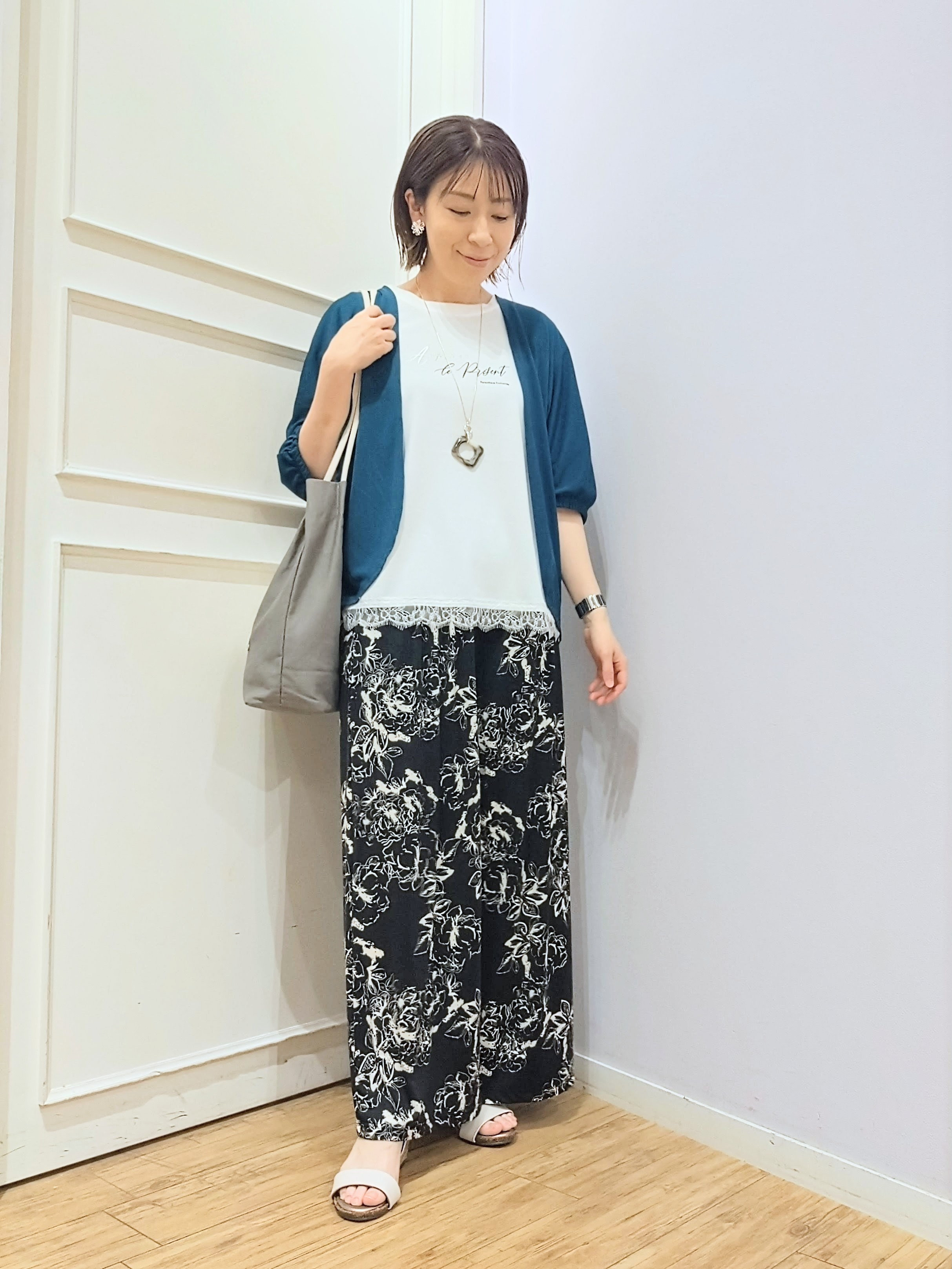 miomioさんの「SHOO･LA･RUE｜【UV/体型カバー】冷房や朝晩の冷え込み対策にも さらとろ5分袖カーディガン」を使ったコーディネート