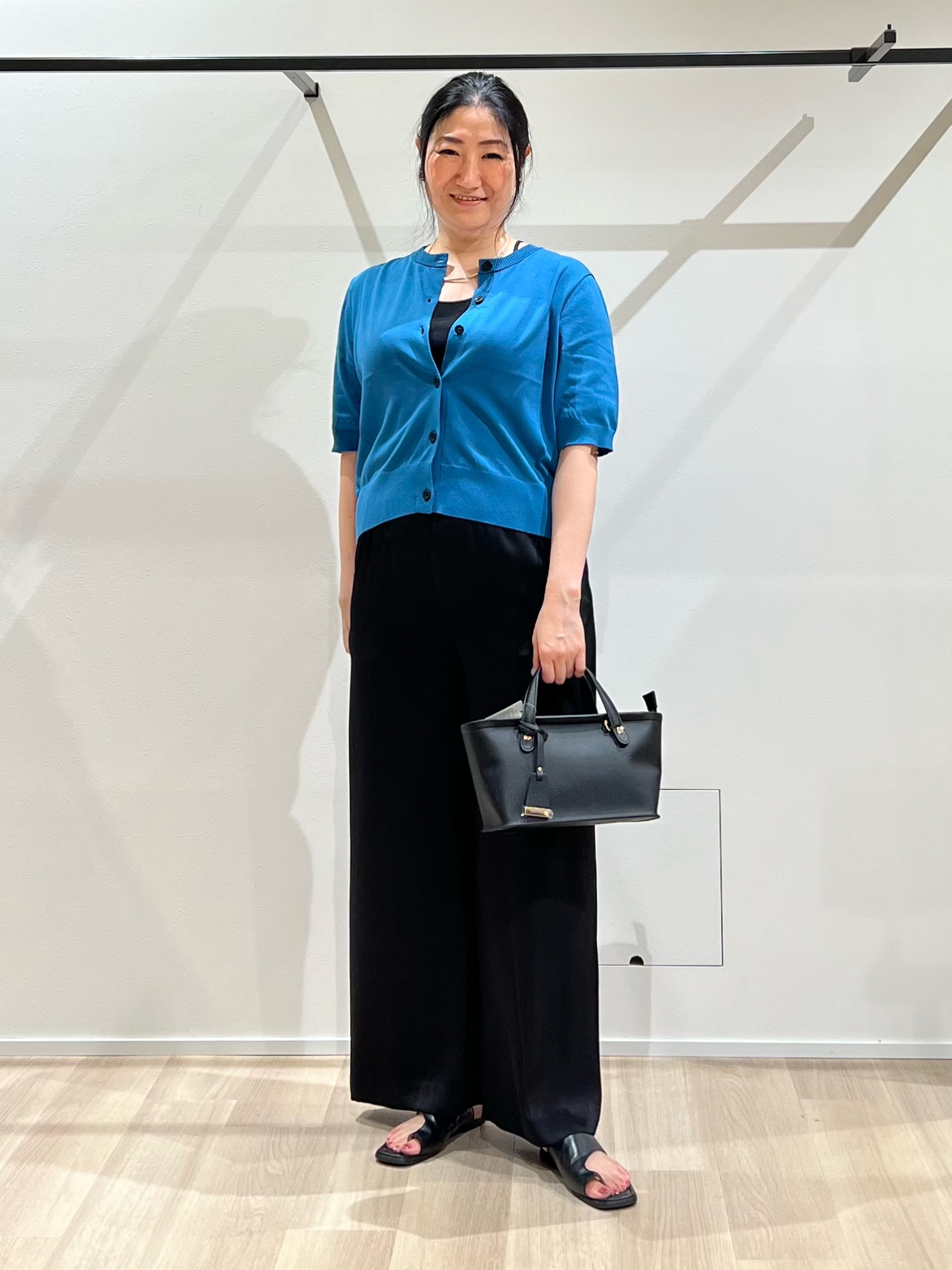 TOMOMIさんの「UNTITLED｜【すっきり秋羽織り/前開きボタン】ドライタッチ5分袖カーディガン」を使ったコーディネート