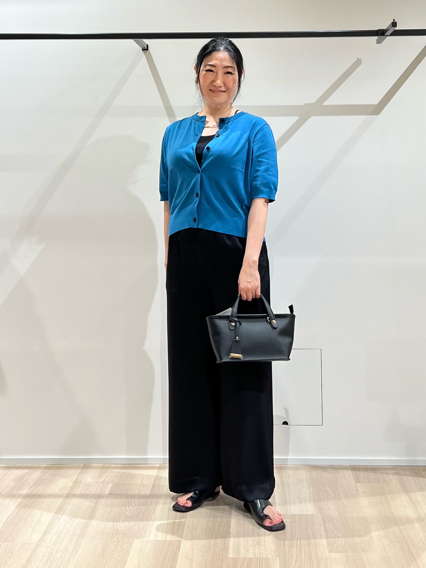 TOMOMIさんの「UNTITLED｜【すっきり秋羽織り/前開きボタン】ドライタッチ5分袖カーディガン」を使ったコーディネート