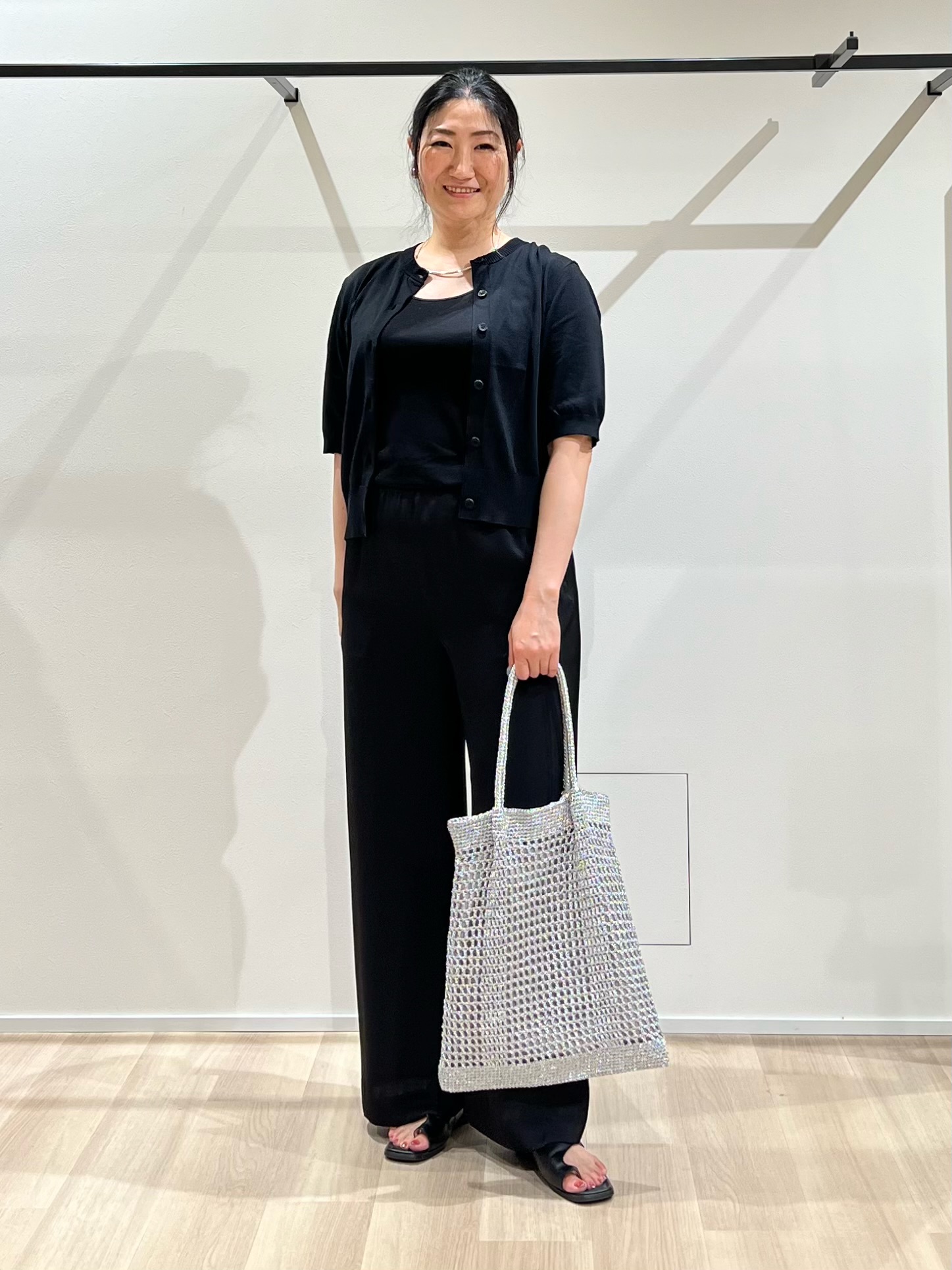 TOMOMIさんの「UNTITLED｜【すっきり秋羽織り/前開きボタン】ドライタッチ5分袖カーディガン」を使ったコーディネート