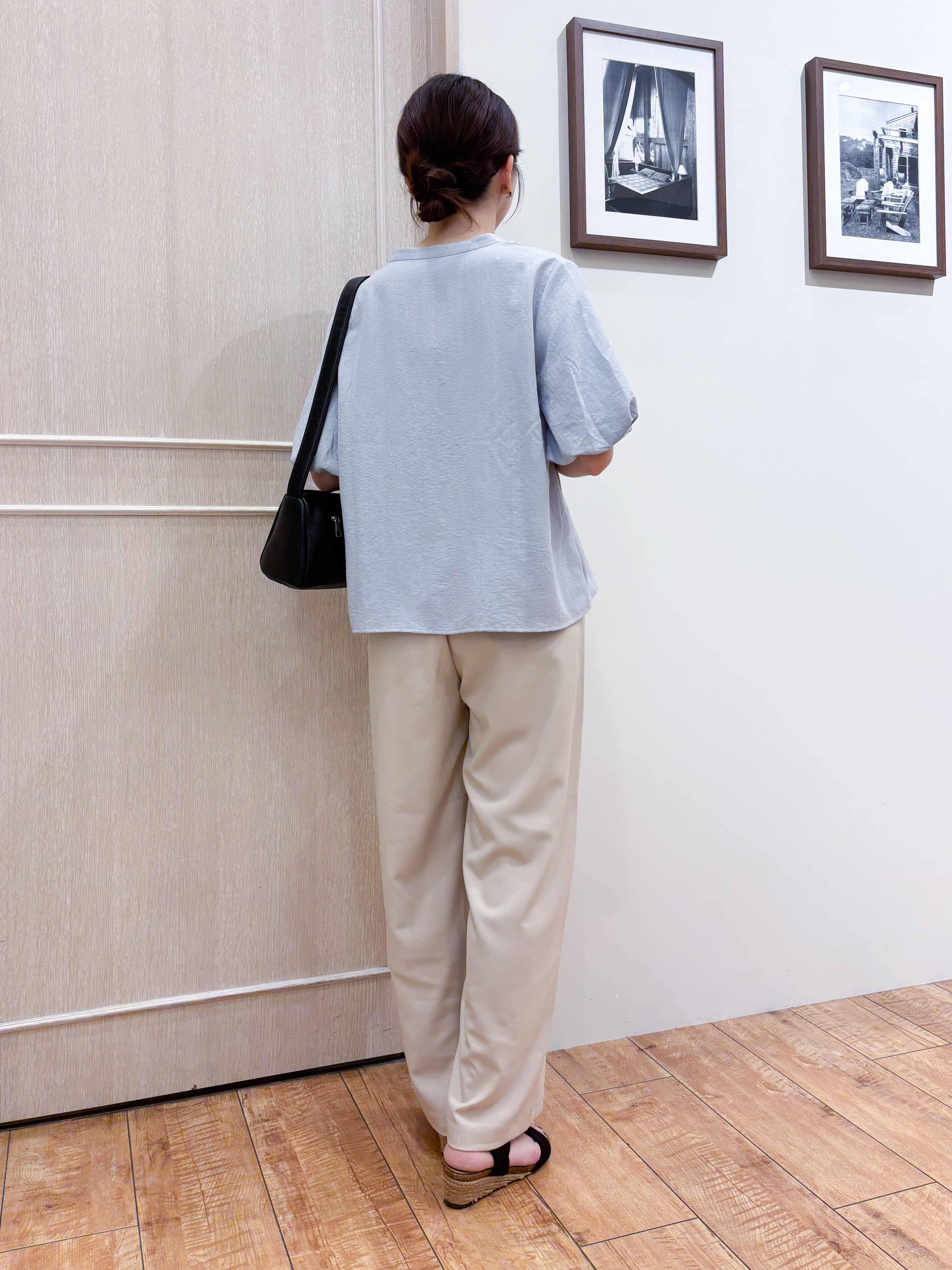 なみさんの「SHOO･LA･RUE｜【洗濯機可】バルーンスリーブで二の腕カバー キーネック5分袖ブラウス」を使ったコーディネート