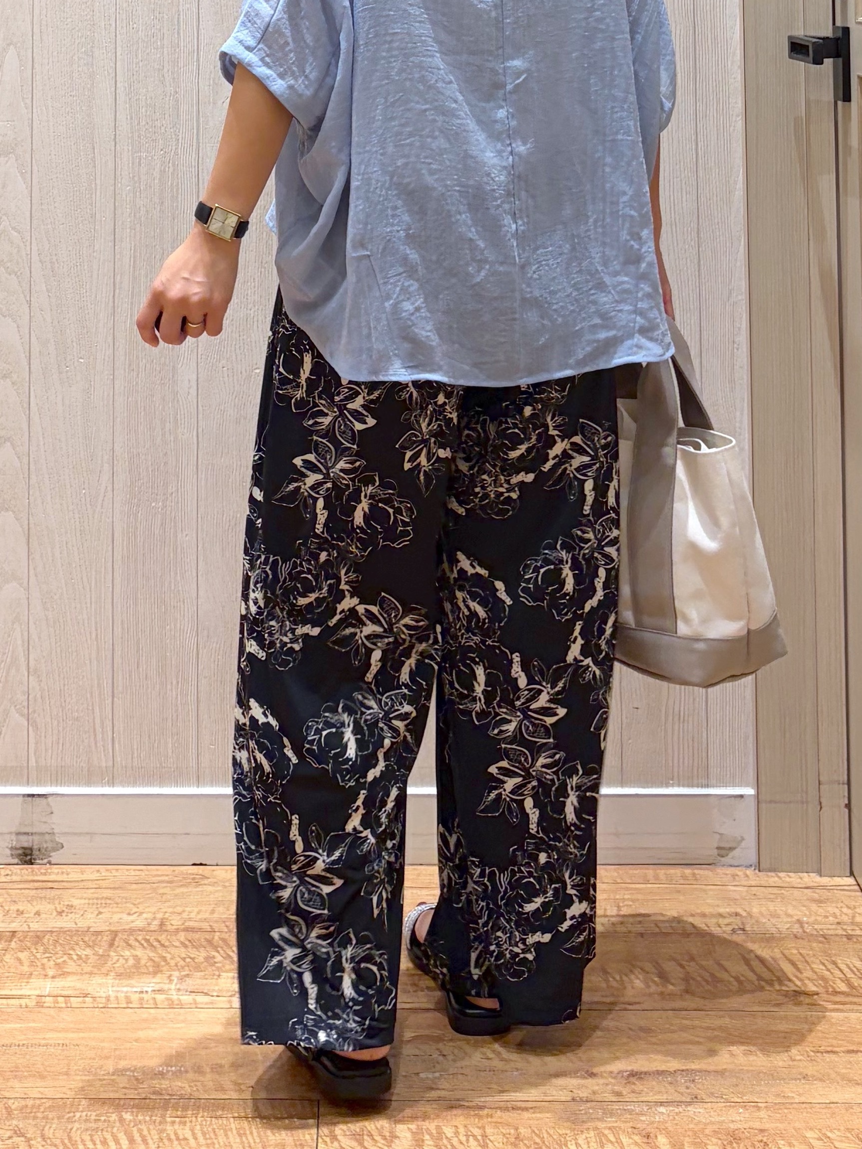 shirayuuuさんの「SHOO･LA･RUE｜【洗濯機可/選べる6色】程よいシアー感が涼し気 ゆったりワッシャードルマンブラウス」を使ったコーディネート