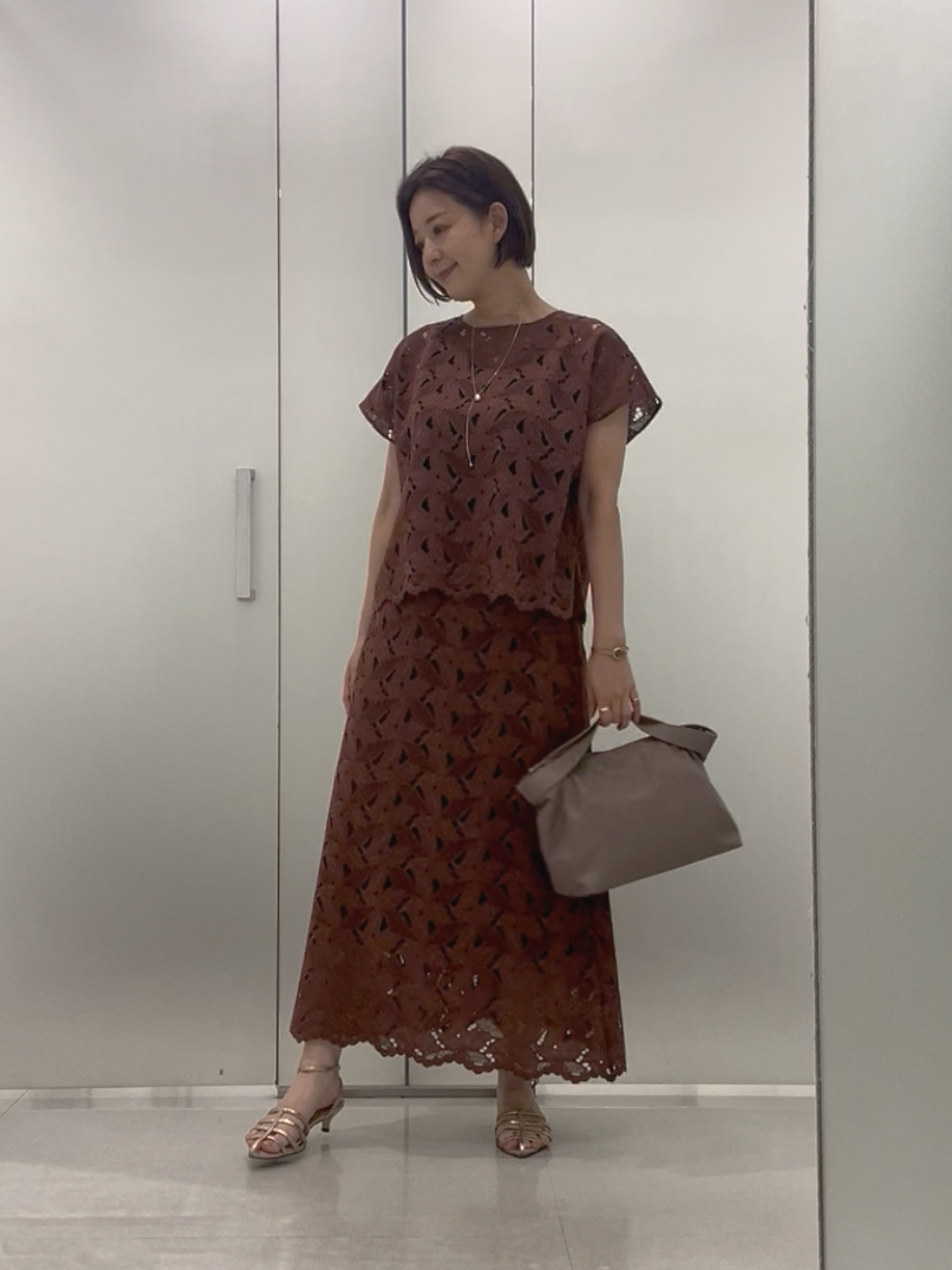 まどかさんの「UNTITLED｜【秋のきれいめ服/セットアップ可】リーフレースロングスカート」を使ったコーディネート