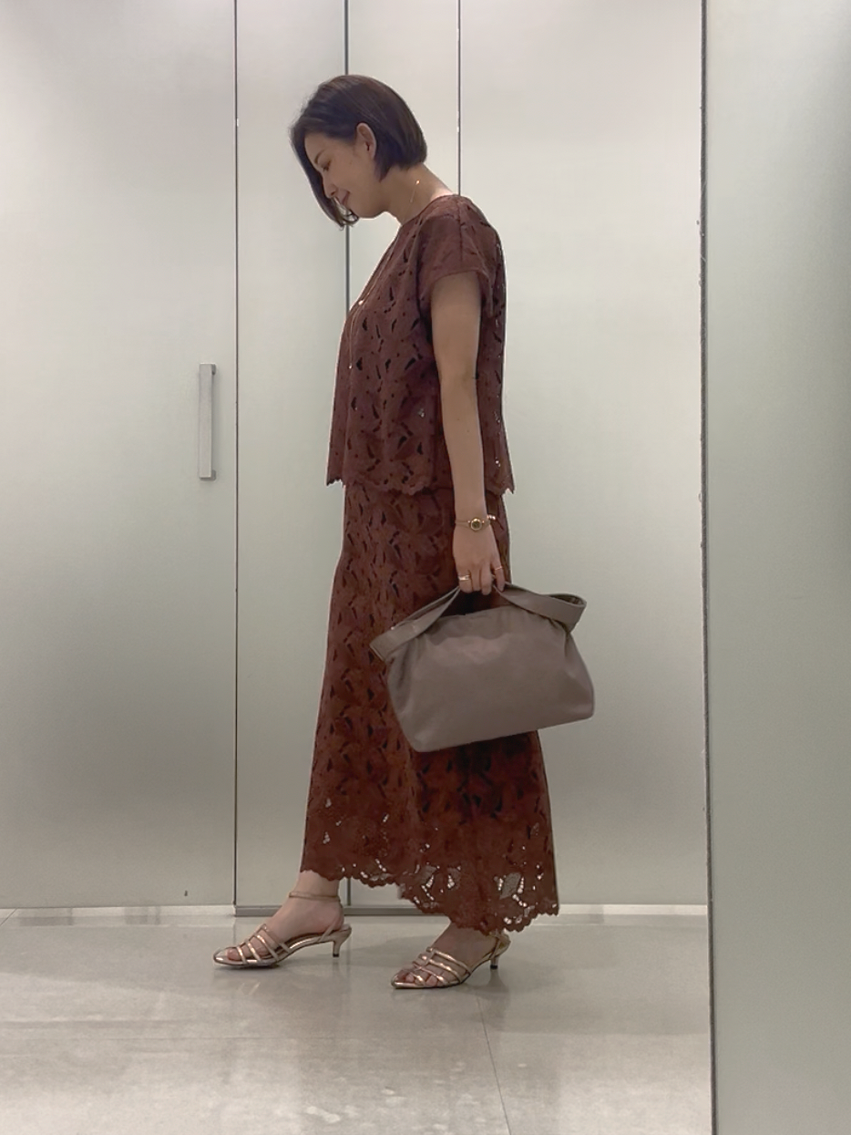 まどかさんの「UNTITLED｜【秋のきれいめ服/セットアップ可】リーフレースロングスカート」を使ったコーディネート
