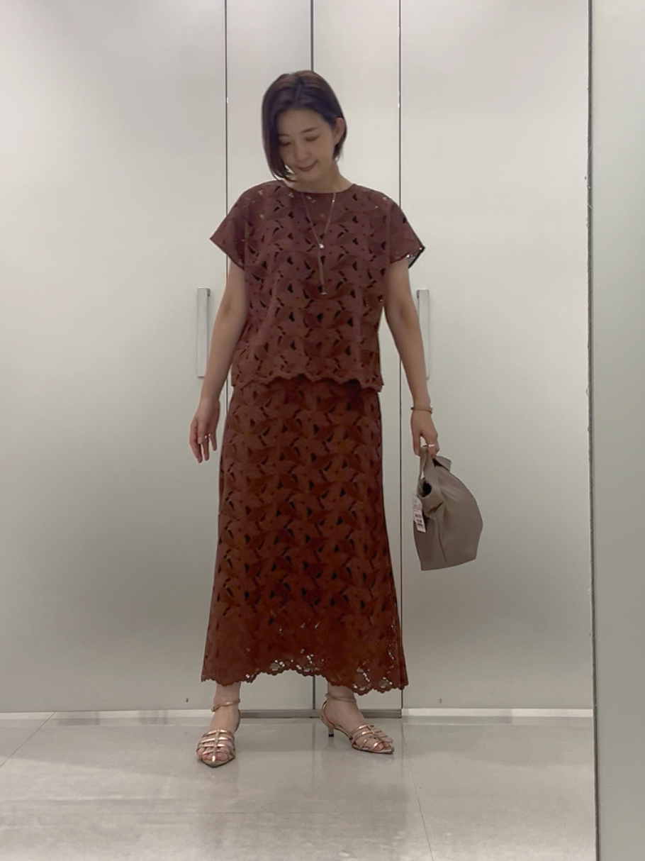 まどかさんの「UNTITLED｜【秋のきれいめ服/セットアップ可】リーフレースロングスカート」を使ったコーディネート