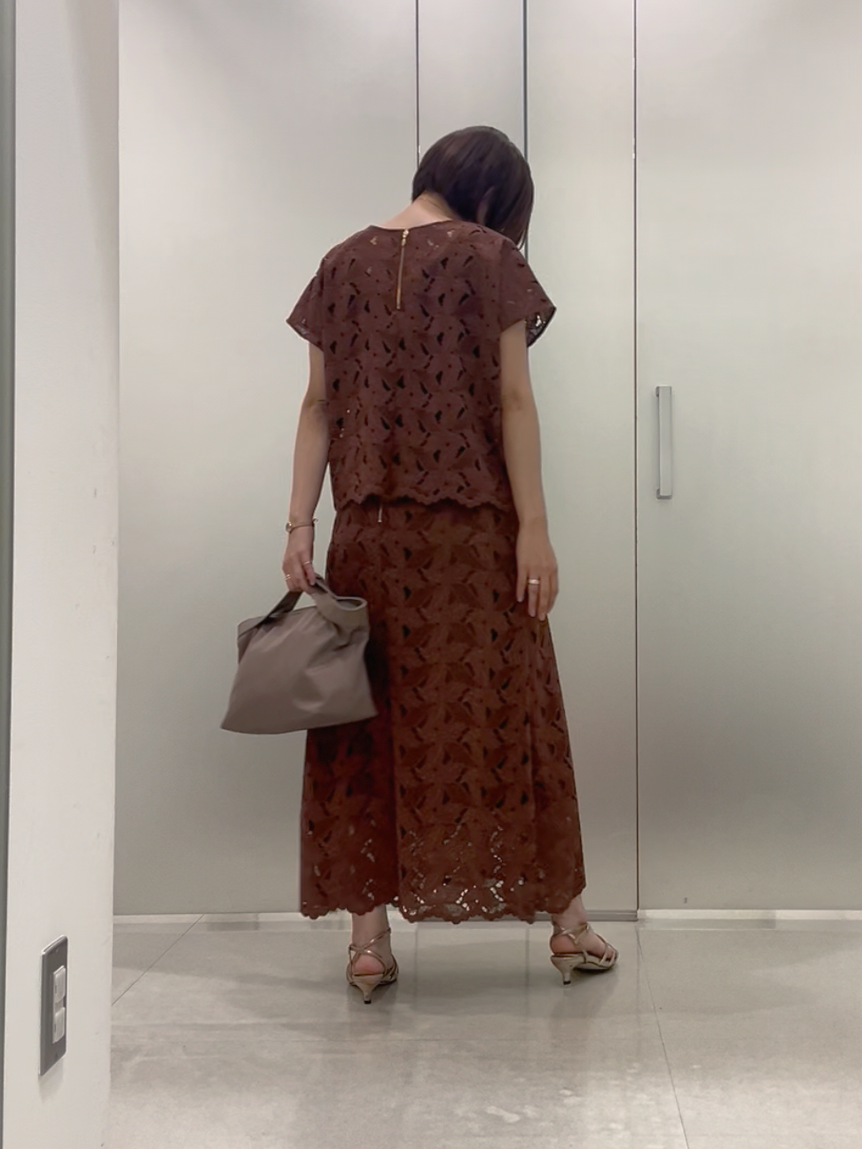 まどかさんの「UNTITLED｜【秋のきれいめ服/セットアップ可】リーフレースロングスカート」を使ったコーディネート