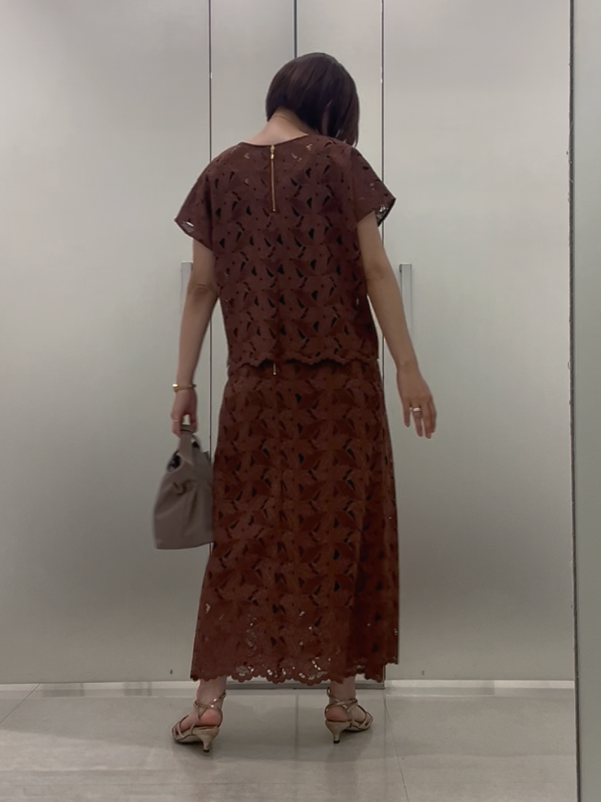 まどかさんの「UNTITLED｜【秋のきれいめ服/セットアップ可】リーフレースロングスカート」を使ったコーディネート