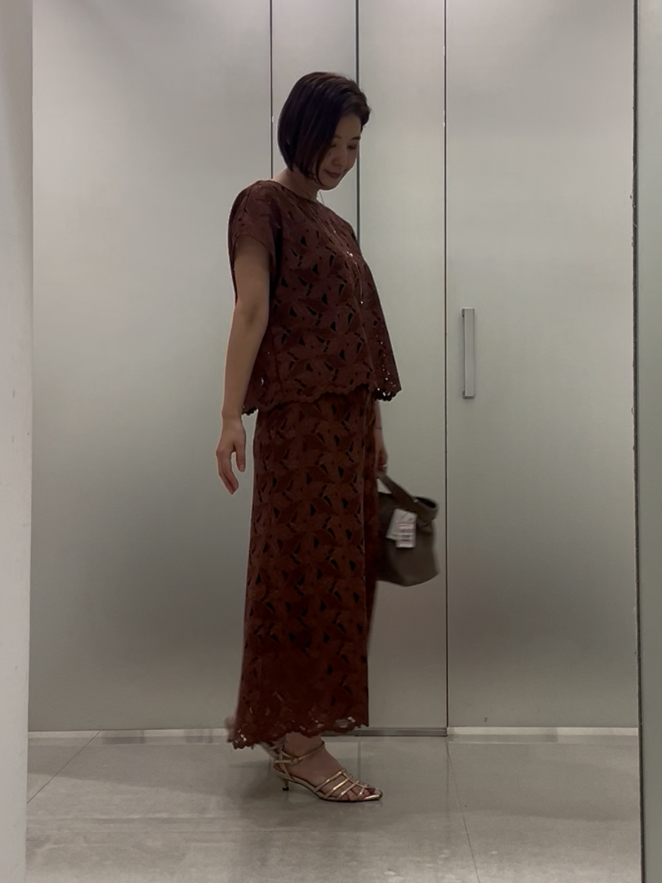 まどかさんの「UNTITLED｜【秋のきれいめ服/セットアップ可】リーフレースロングスカート」を使ったコーディネート